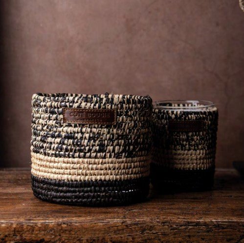 Scented soy candle with a hand-woven raffia exterior and fresh orange blossom fragrance, in natural and black