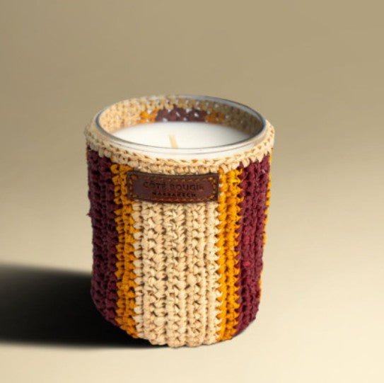Warm date-scented soy candle in a handwoven raffia jar, 7 cm diameter, 10 cm high, 40 hour burn