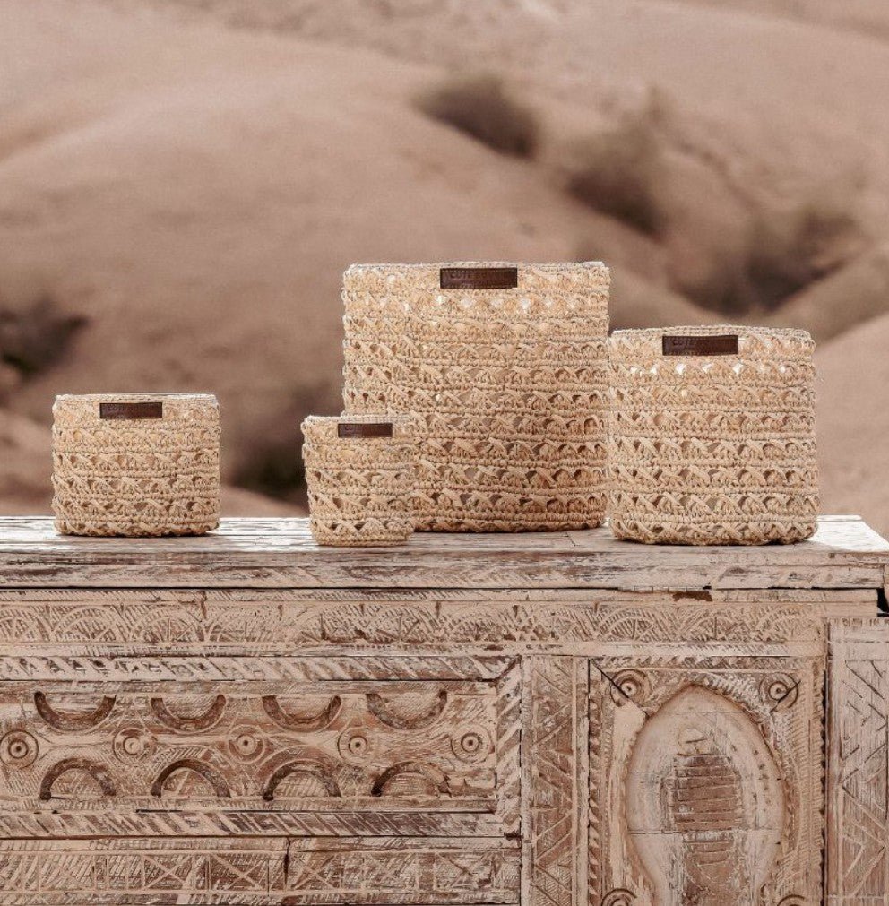 Scented soy candle with a hand-woven raffia exterior and warm oriental fragrance, 9 cm tall, 40-hour burn
