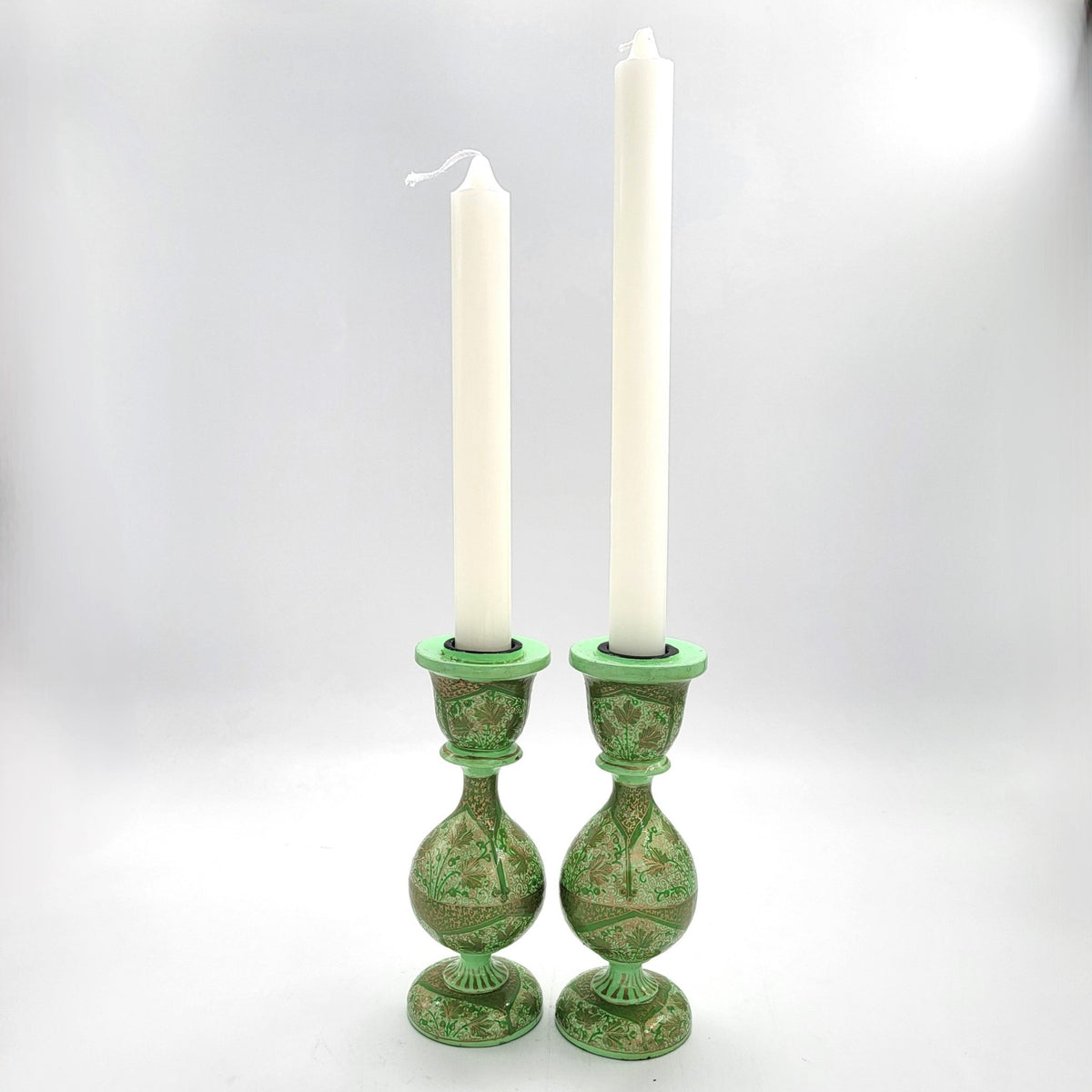 Classic white dinner taper candle, dripless and smokeless, available in 20 cm and 25 cm