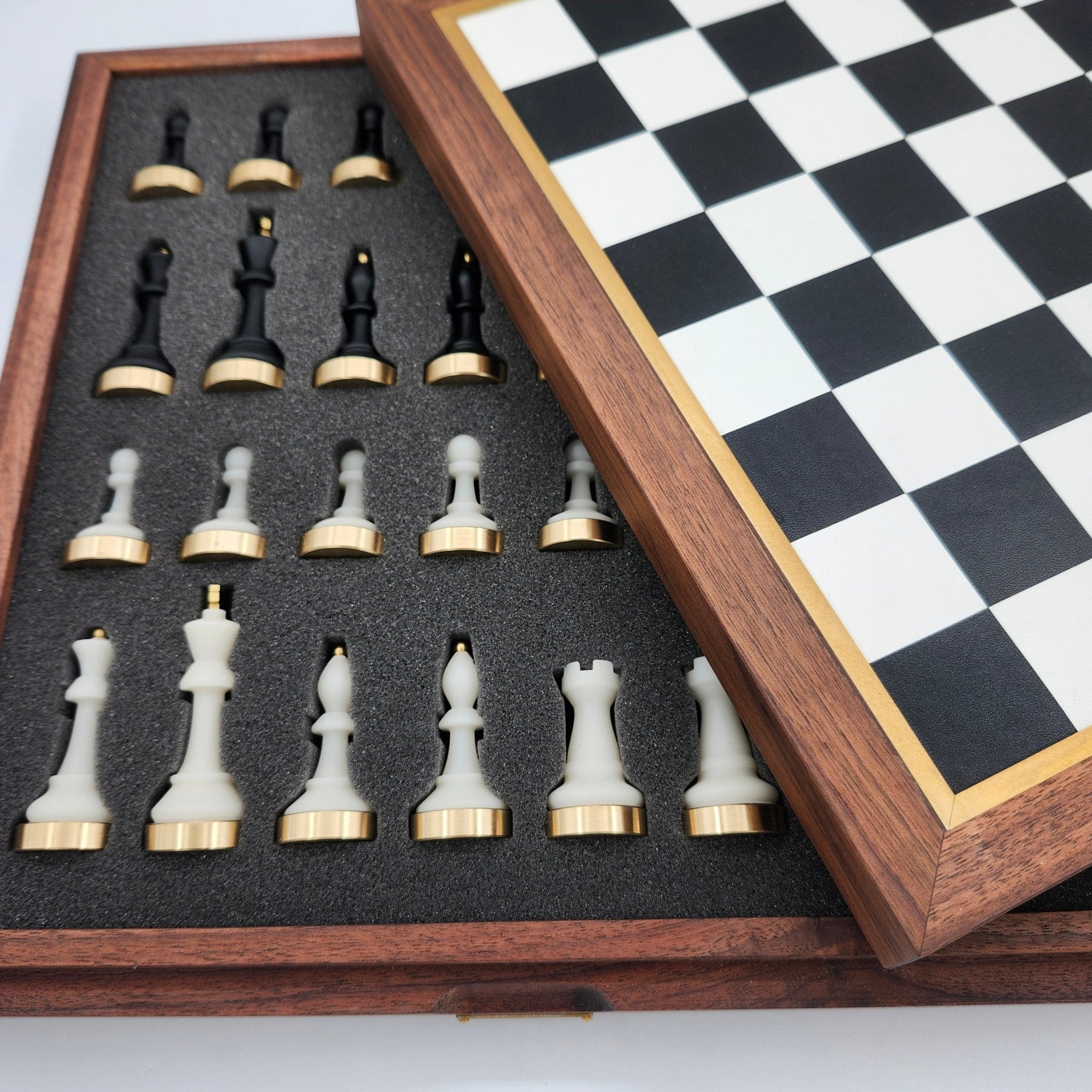 Handcrafted chess set with resin and brass pieces in a walnut and pine case, 28 x 28 x 5 cm