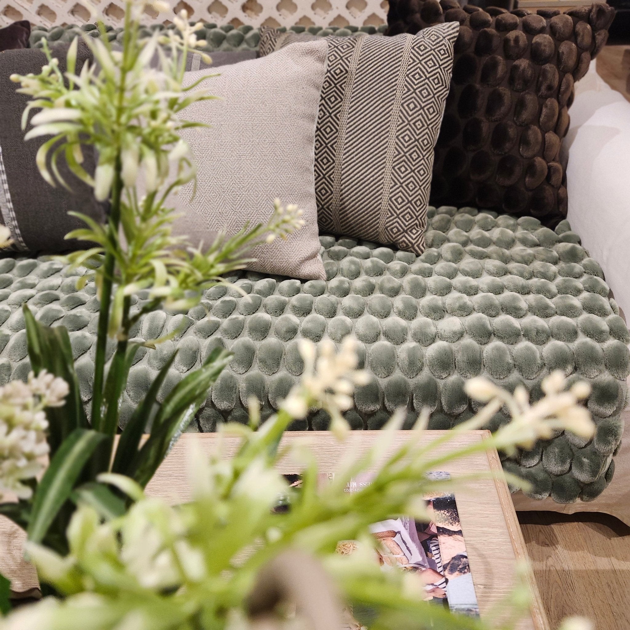 Green velvet throw in eggshell pattern, 130 x 170 cm, soft acrylic blend with cotton velvet backing