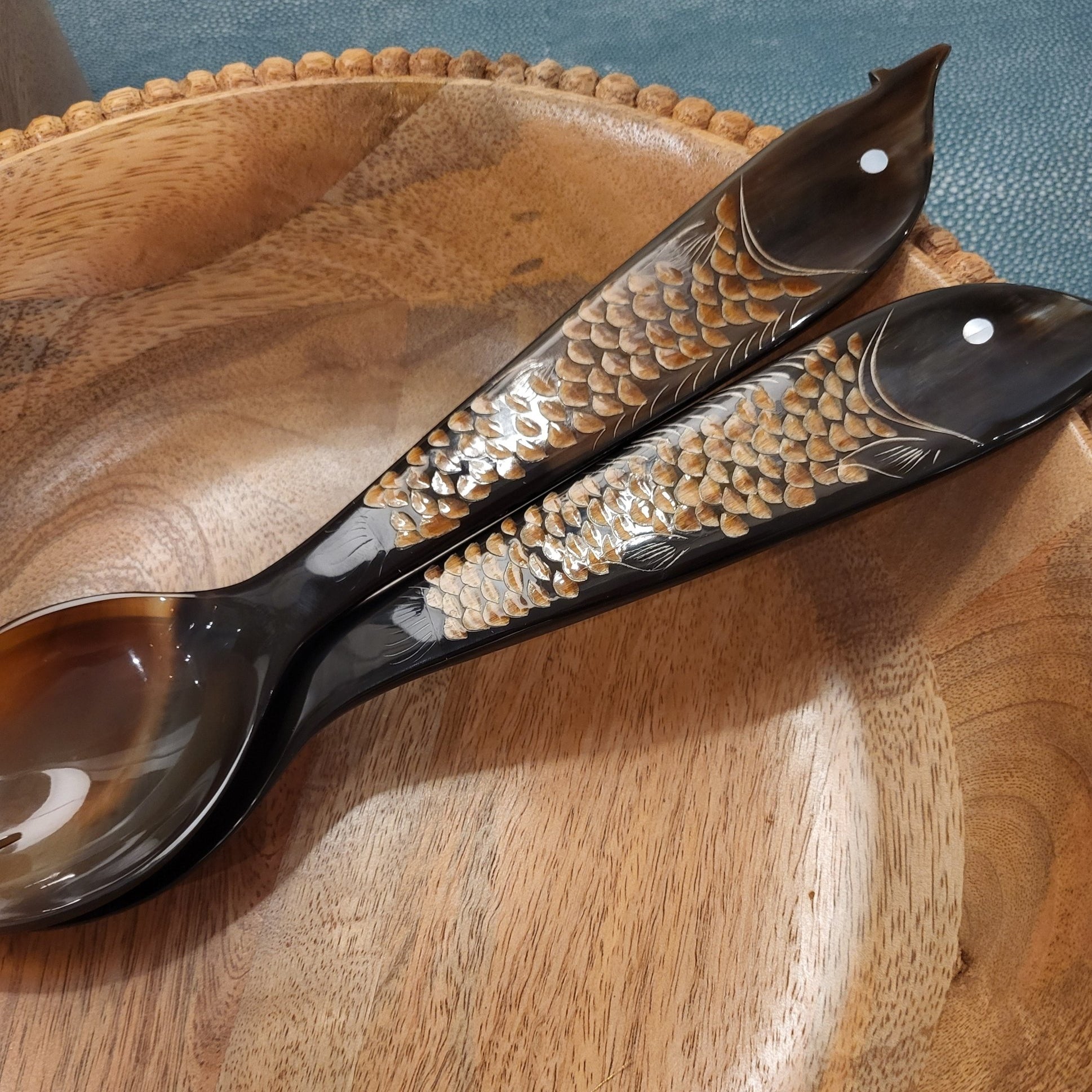 Set of 2 hand-carved horn salad servers with a fish handle, natural serving pair, around 26 cm
