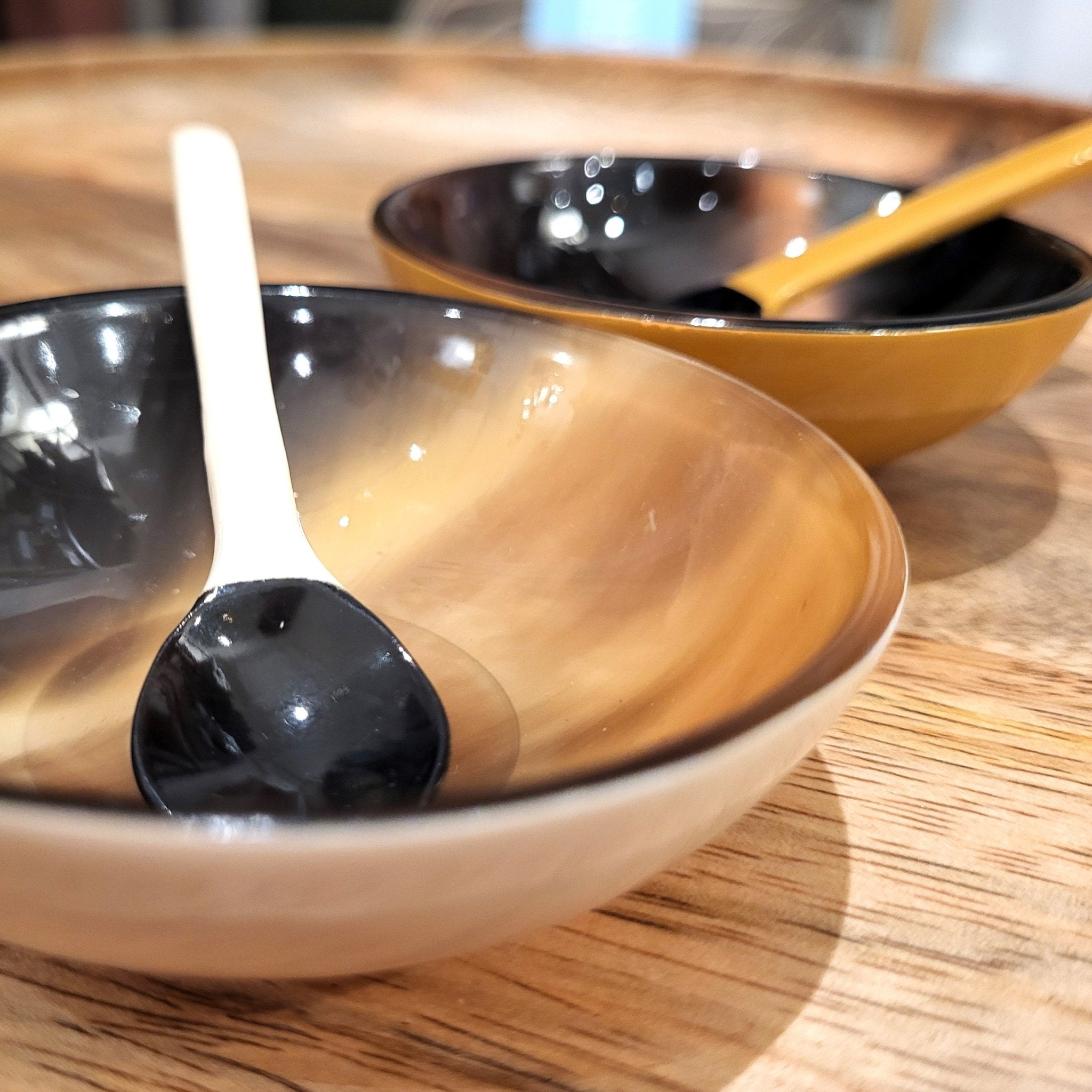 Sauce bowl and spoon set handcrafted from horn with a lacquer finish, for serving dips and condiments