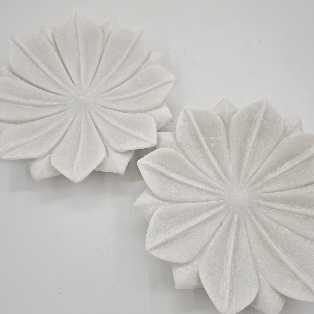 Hand carved white marble platter with a flower design, small size 23 cm in diameter and 4 cm high, wipe clean