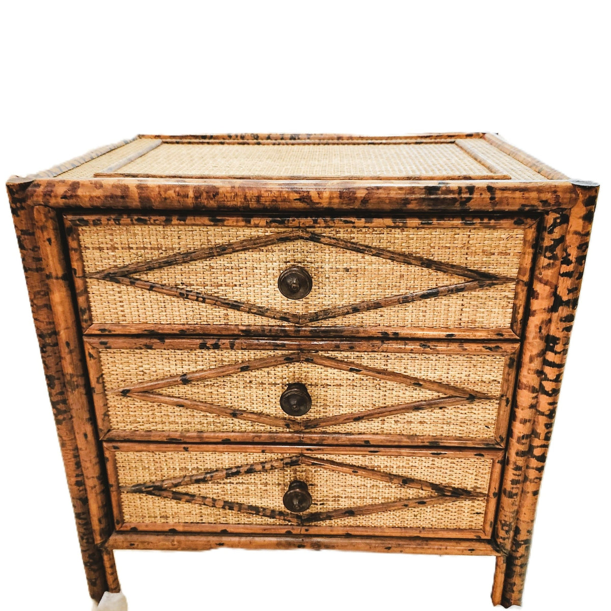 Colonial-style cane and tortoiseshell bamboo chest of three drawers with carved handles, 61 x 43 x 62 cm
