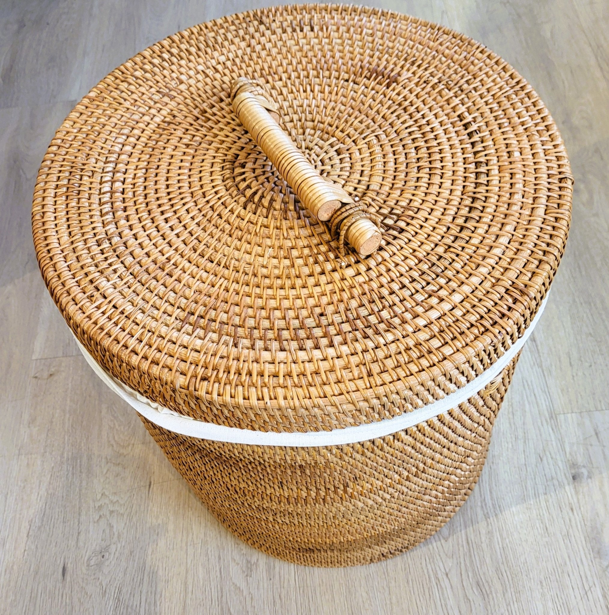 Handwoven natural rattan laundry basket with lid, large storage hamper for clothes and household linen, detail view
