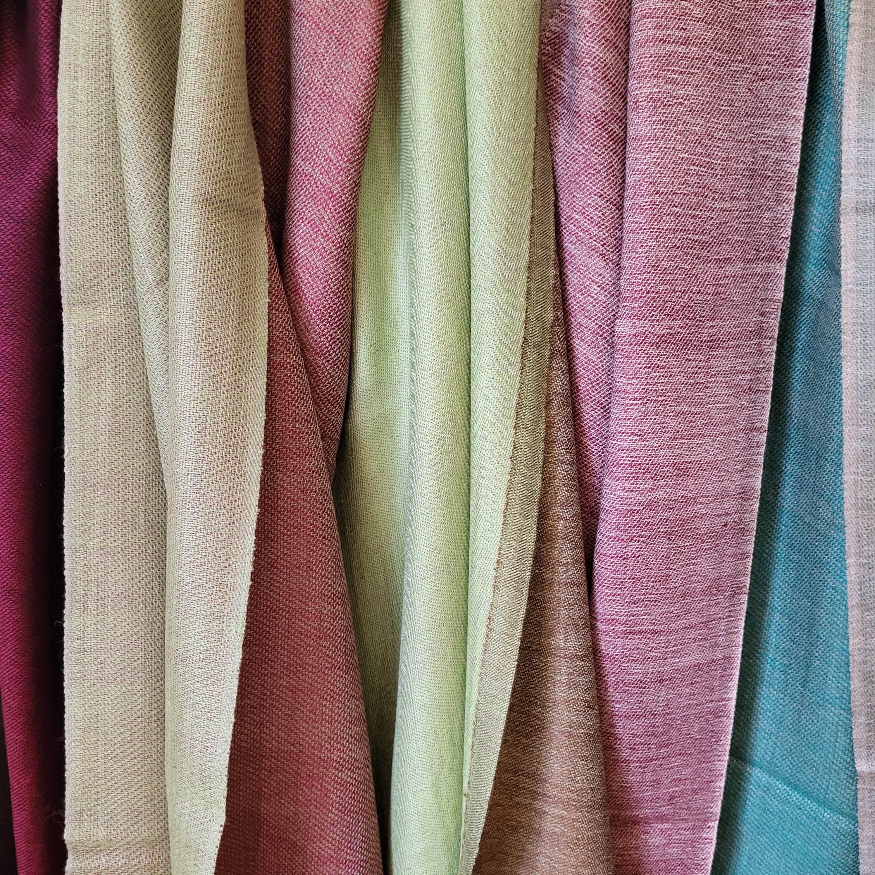 Plain reversible shawl in 100% pashmina, soft and lightweight to wear around the neck or shoulders