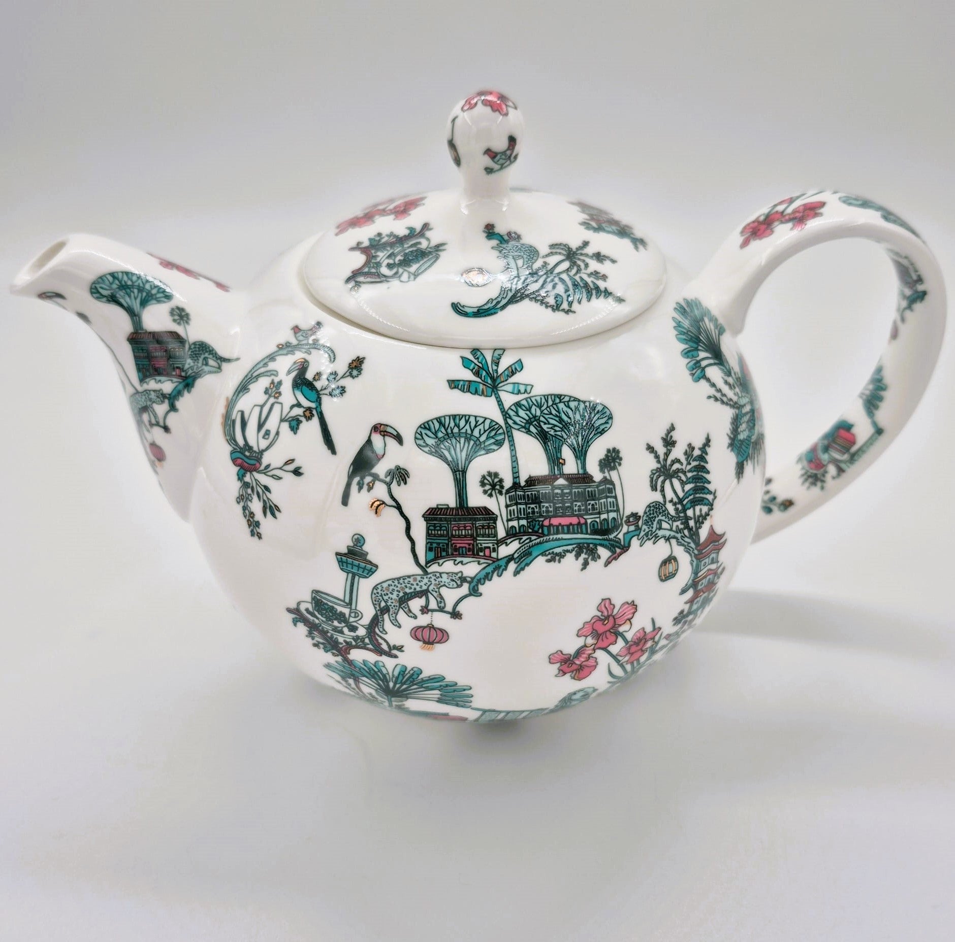 Fine bone china teapot in the Singapore Toile design, holds six cups, 23 cm wide and 17 cm tall