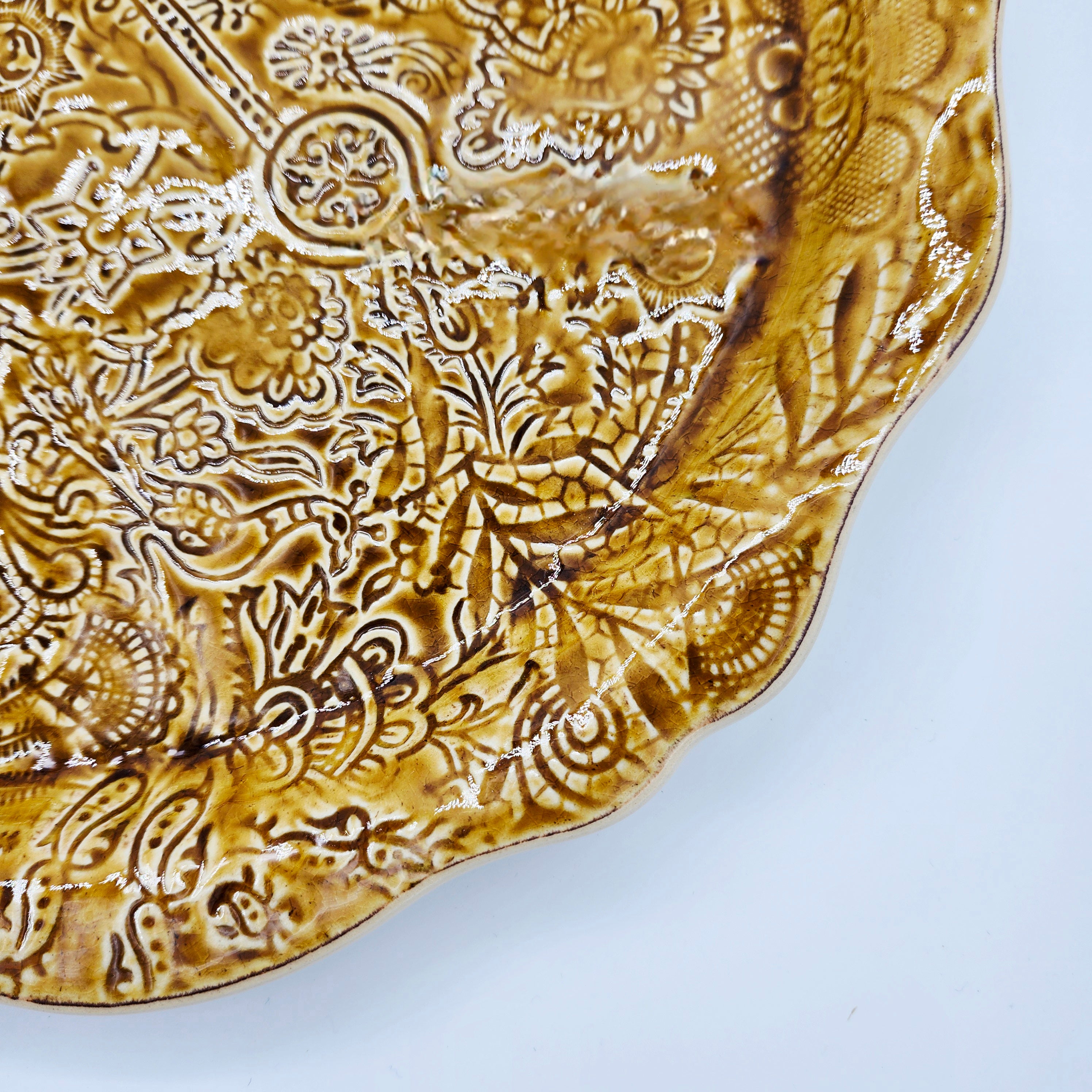 Round ceramic pizza plate in pineapple design, hand-finished tableware for serving pizza and sharing dishes, detail view
