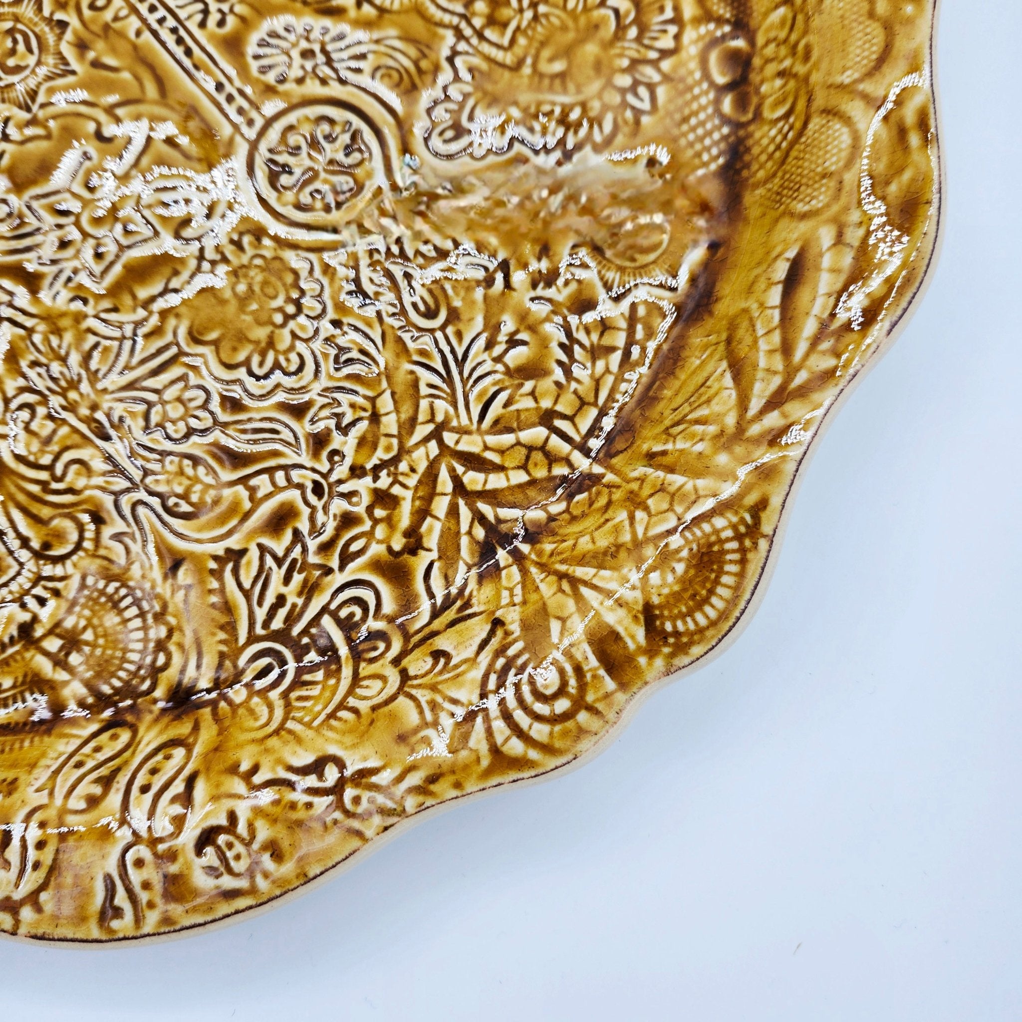 Round ceramic pizza plate in pineapple design, hand-finished tableware for serving pizza and sharing dishes, detail view