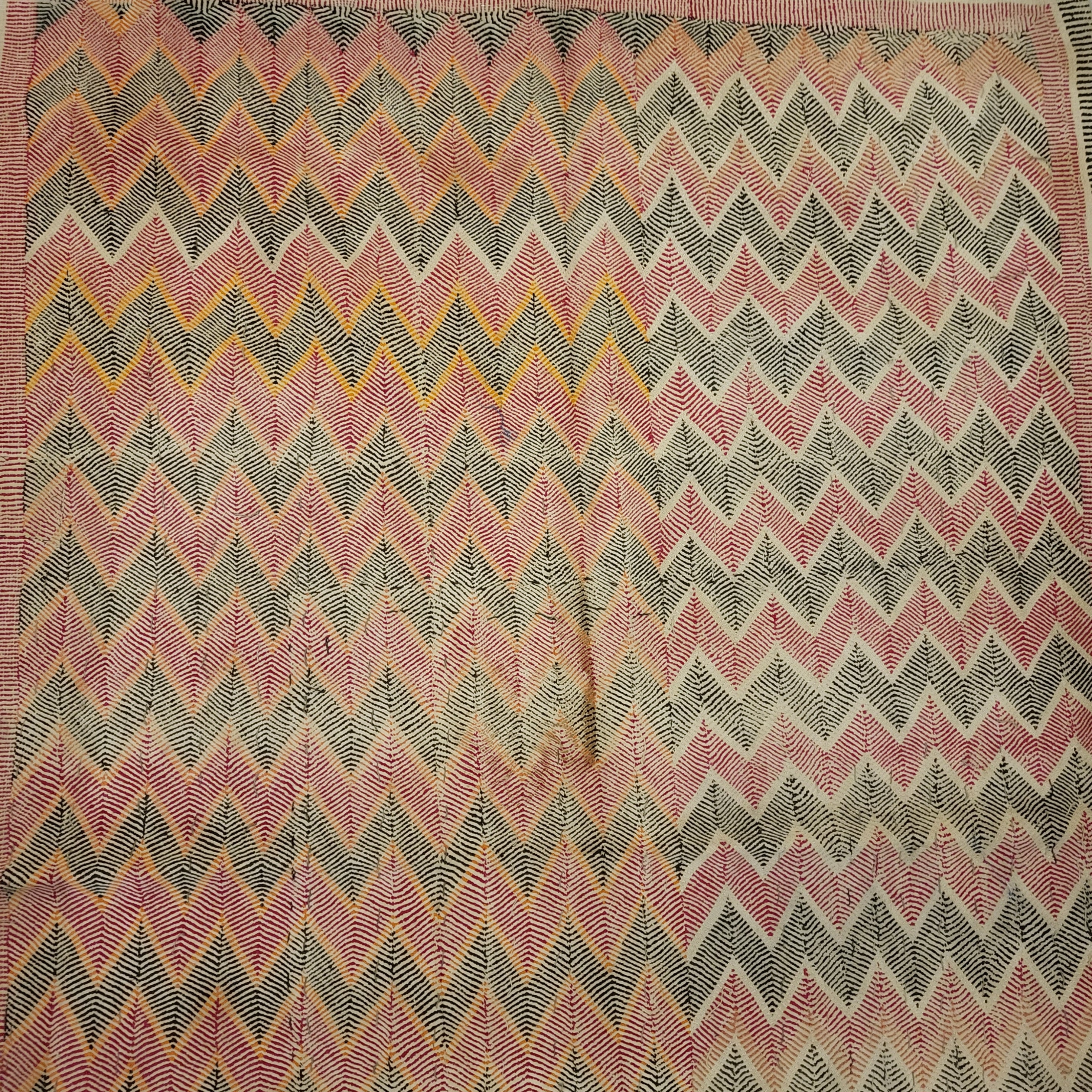 Reversible vintage cotton kantha quilt with zigzag pattern, 120 x 180 cm, handmade and unique