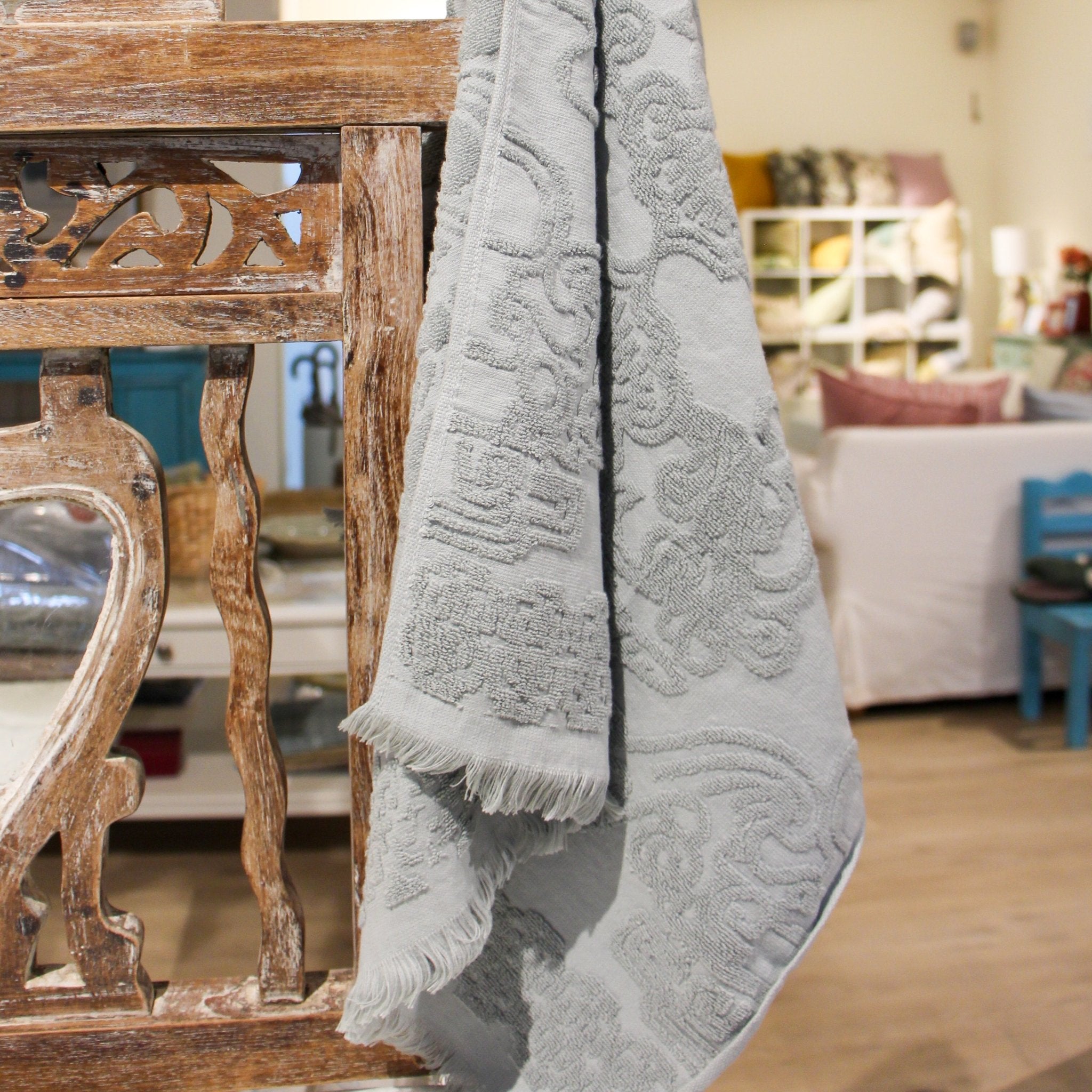 Bô bath towel in mint, lightweight jacquard cotton towel from Vietnam with high absorbency for everyday use
