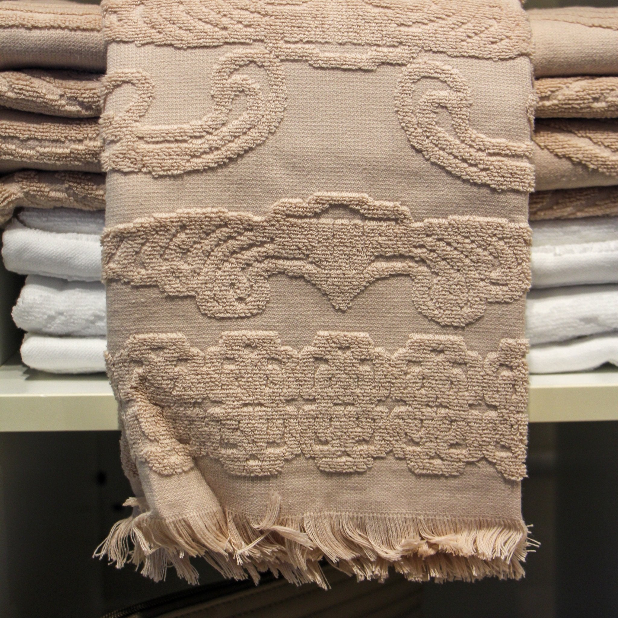 Bô bath towel in pearl, lightweight jacquard cotton towel from Vietnam with high absorbency for everyday use