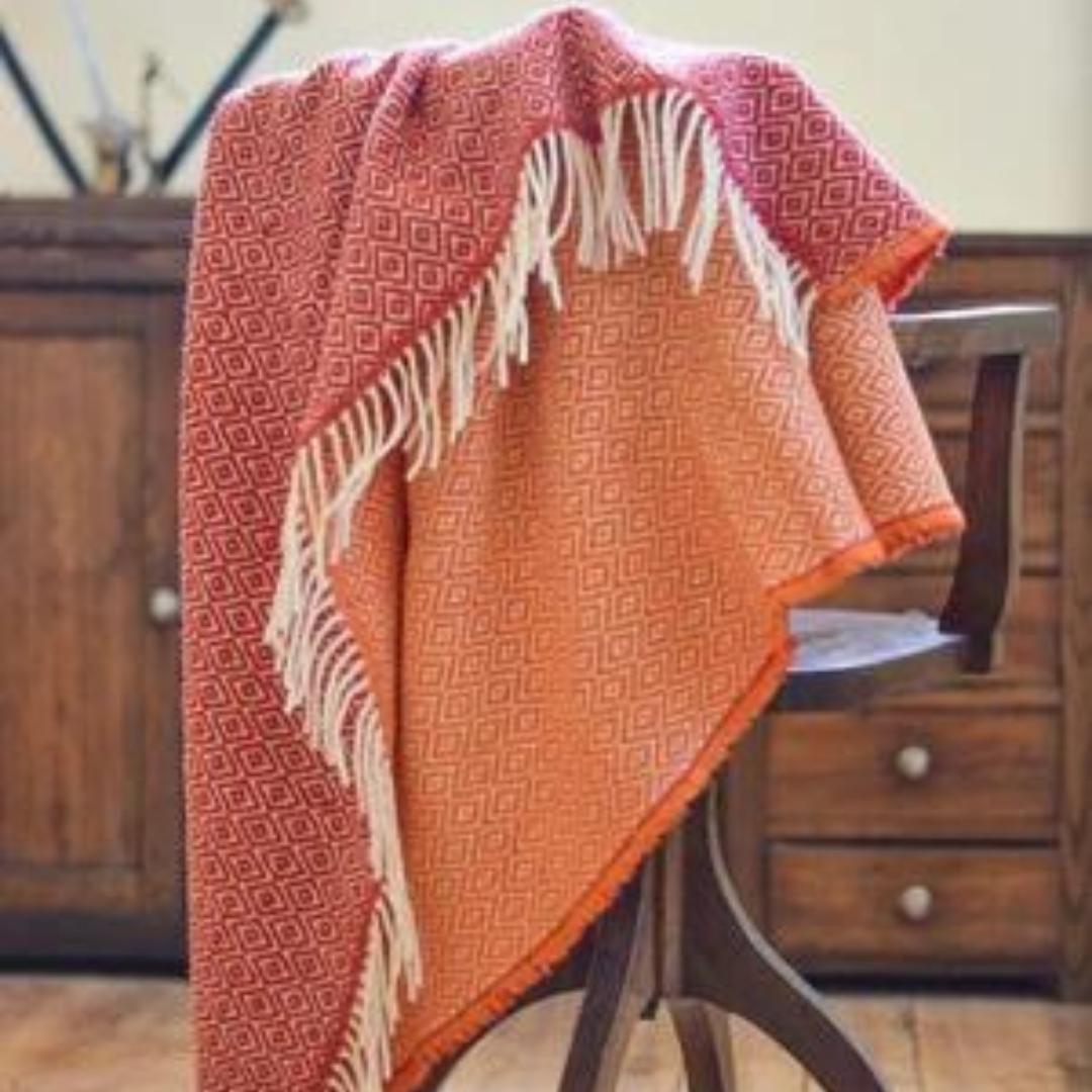 Reversible cotton throw, 150 x 180 cm, woven and hand-finished in Portugal, in two-tone colours