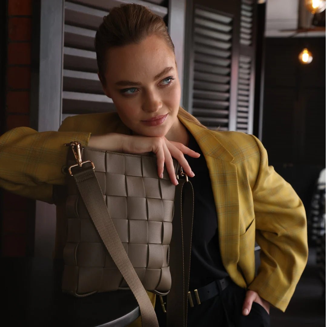 Braided shoulder bag in taupe with zip closure and two straps, 22 x 27 x 4.5 cm, polyurethane