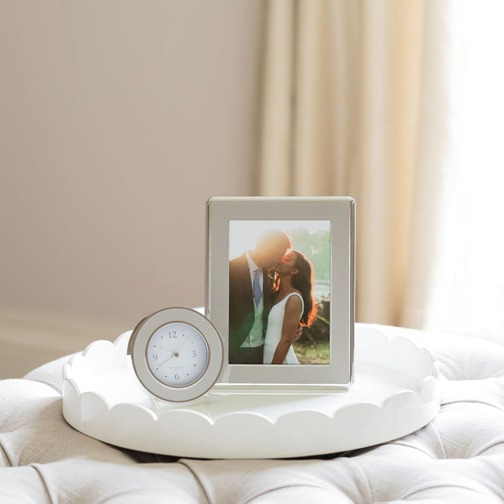 Chiffon enamel and silver silent alarm clock, 11.3 x 11.3 x 5.5 cm, with glow-in-the-dark hands