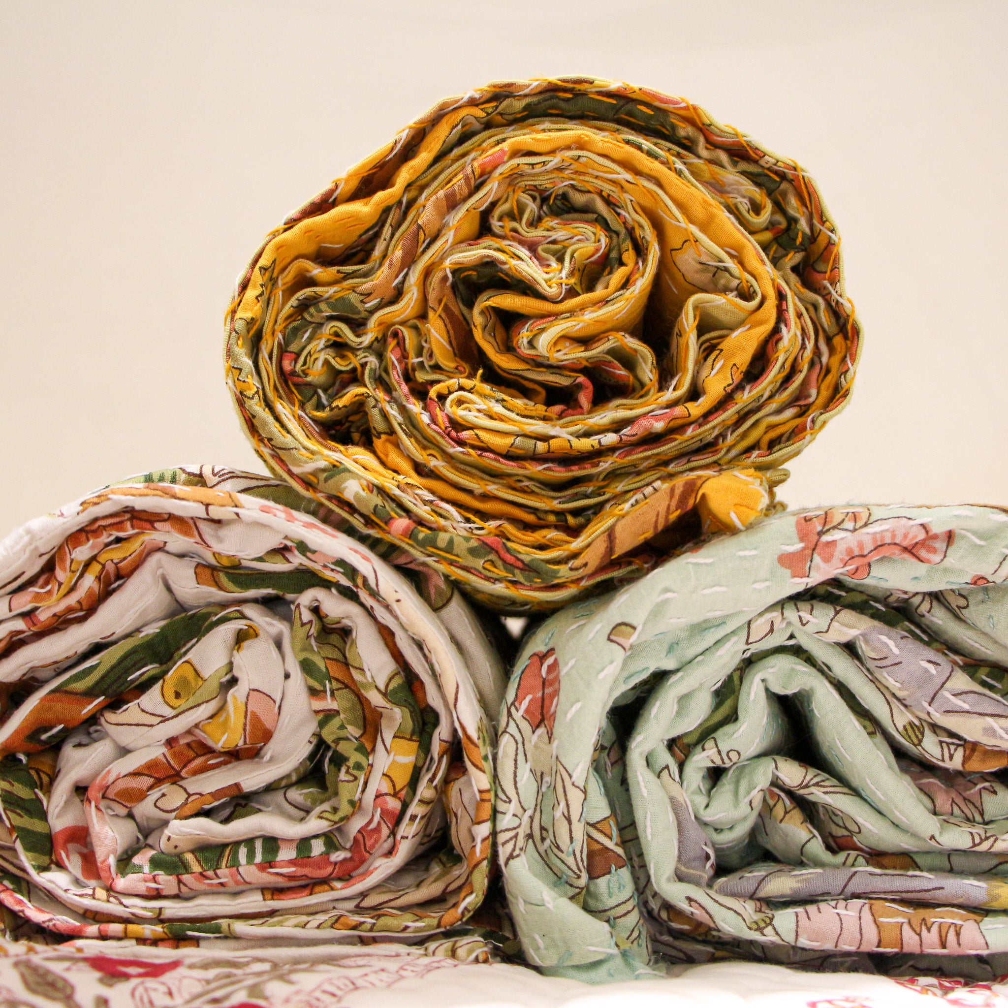 Kantha bedspread or throw in hand-stitched block-print cotton, around 220 x 260 cm, lightweight and reversible