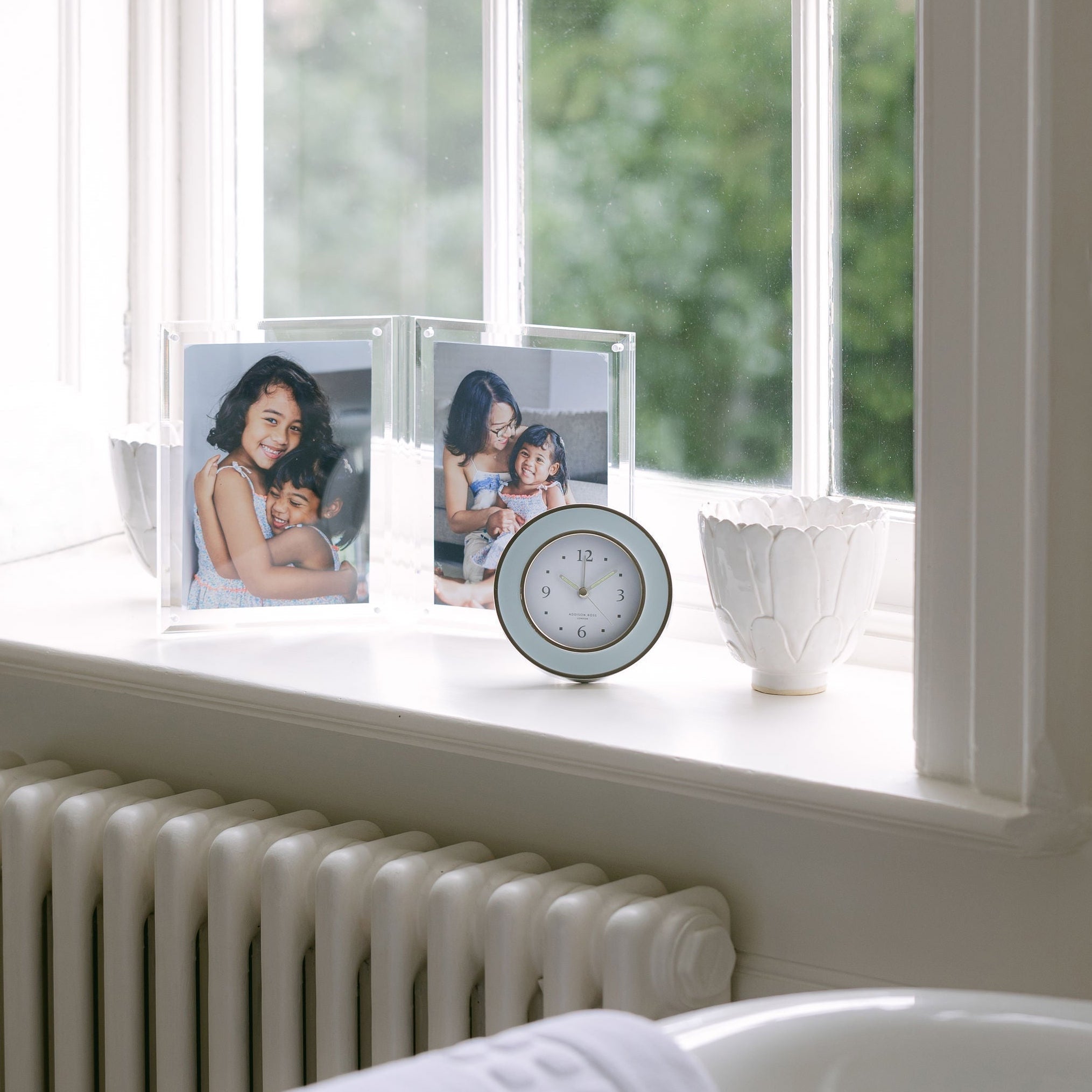 Light blue enamel and silver silent alarm clock, 11.3 x 11.3 x 5.5 cm, with glow-in-the-dark hands