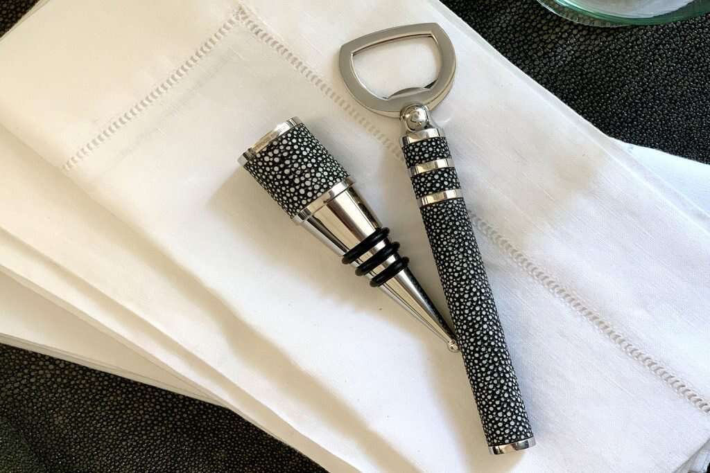Bottle stopper in stainless steel with a charcoal faux shagreen top, rubber seals for a snug fit, 10 cm