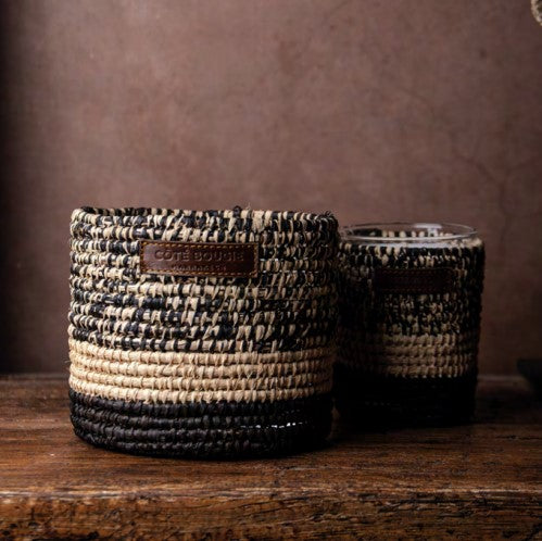 Scented soy candle with a hand-woven raffia exterior and fresh orange blossom fragrance, in natural and black