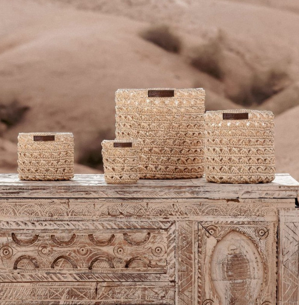 Scented soy candle with a hand-woven raffia exterior and warm oriental fragrance, 9 cm tall, 40-hour burn