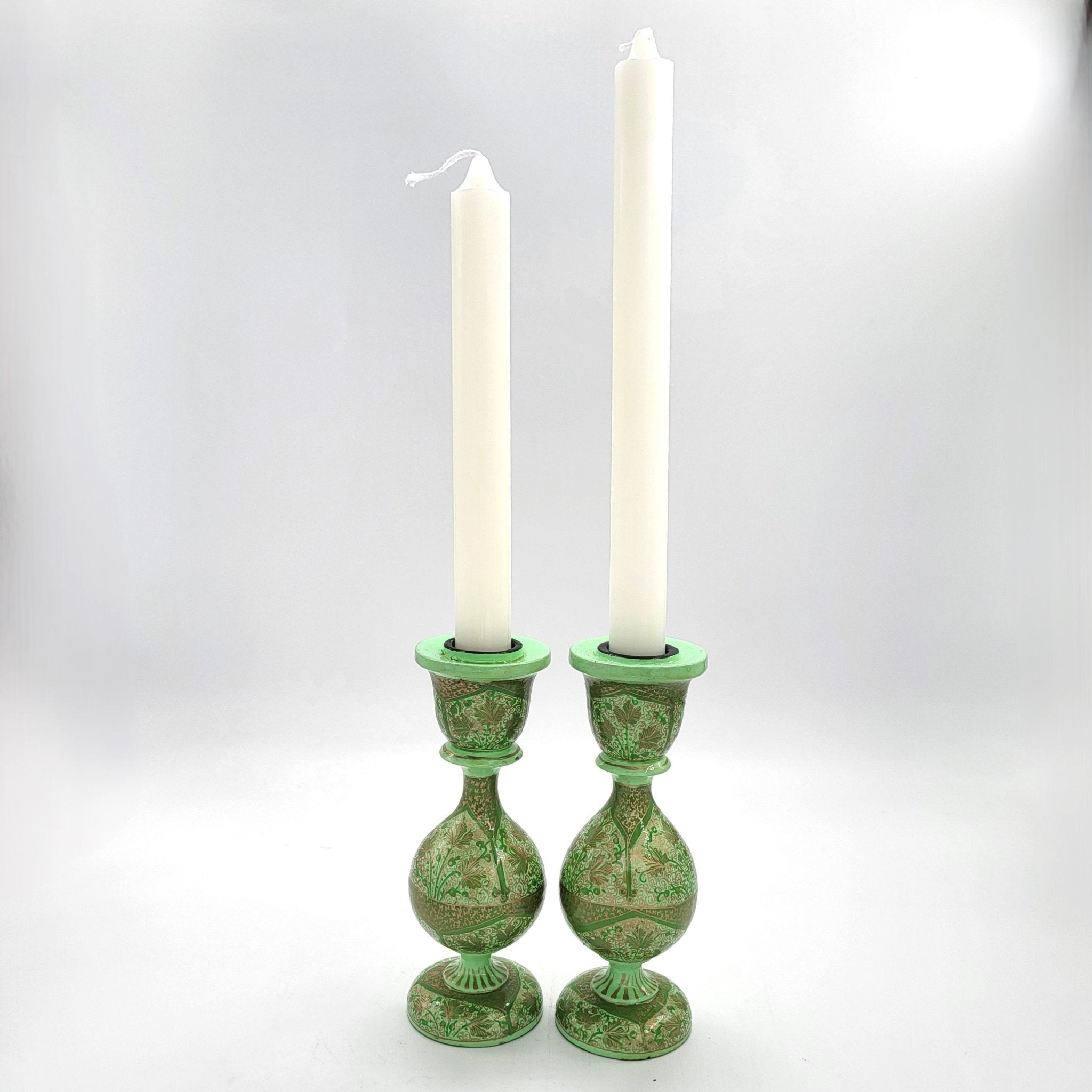 Classic white dinner taper candle, dripless and smokeless, available in 20 cm and 25 cm