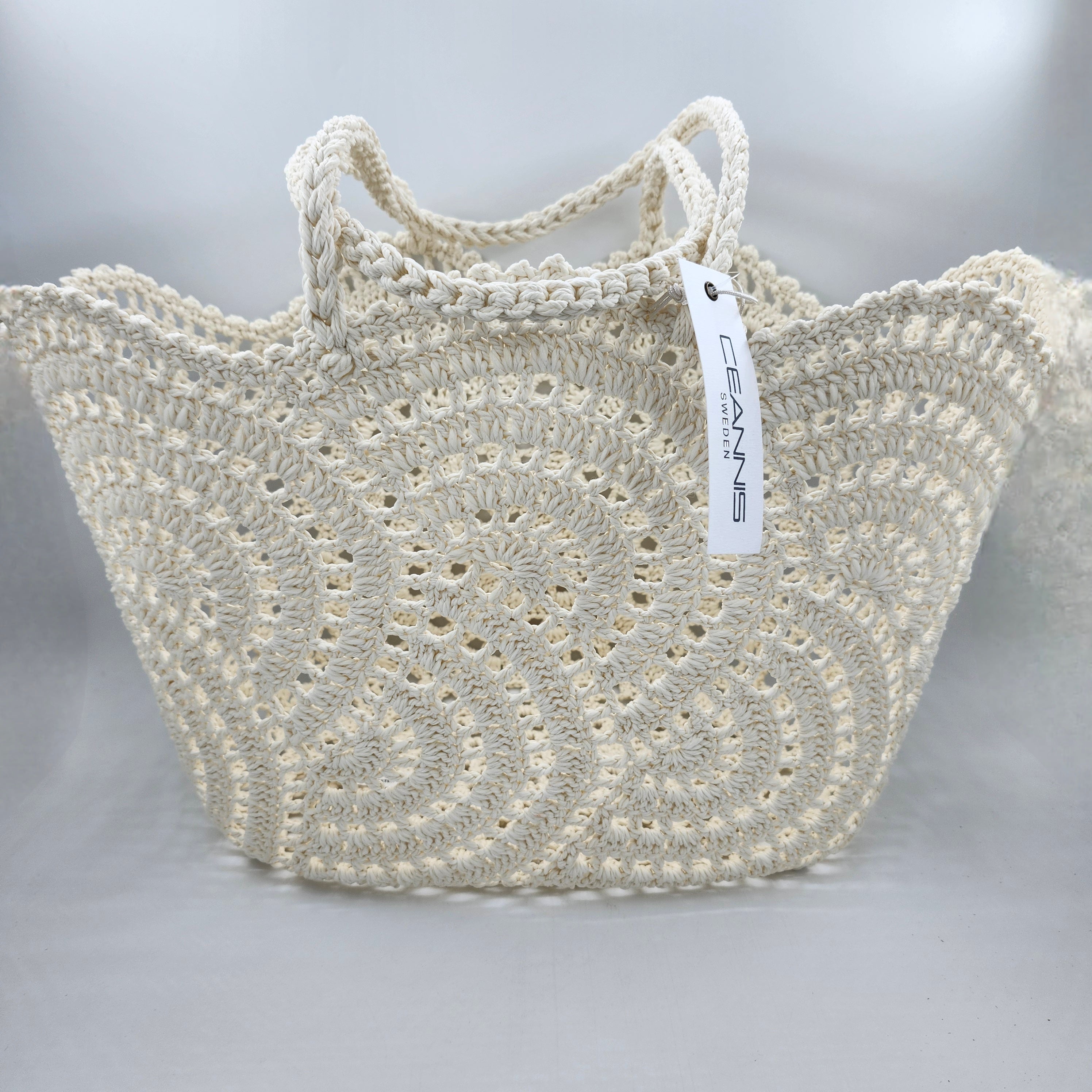 Crochet storage basket in water-resistant woven polyester with a circles design, 50 x 31 x 18cm