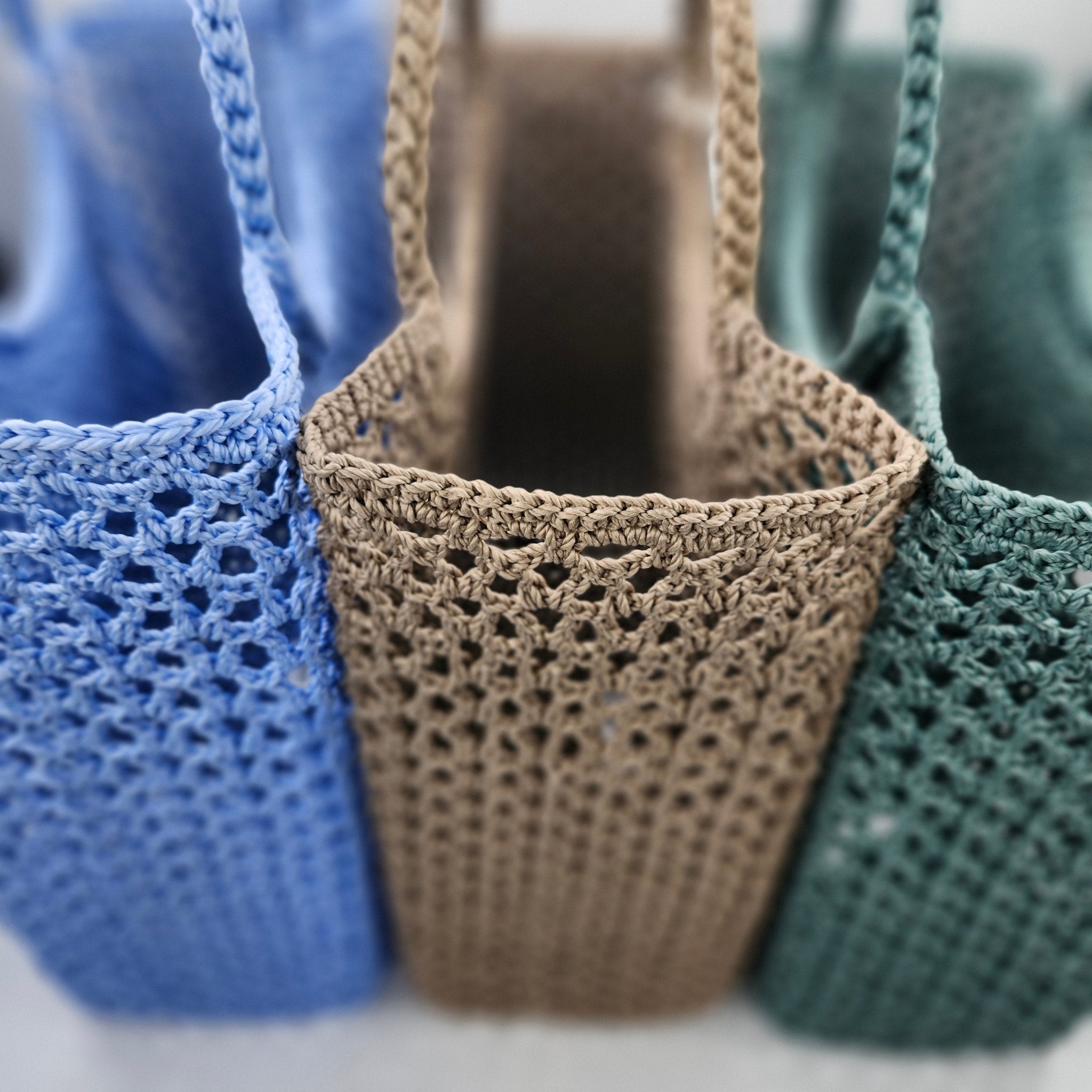 Crochet shoulder bag in water-resistant woven polyester, in dusty green or light blue, 37 x 30 x 15cm