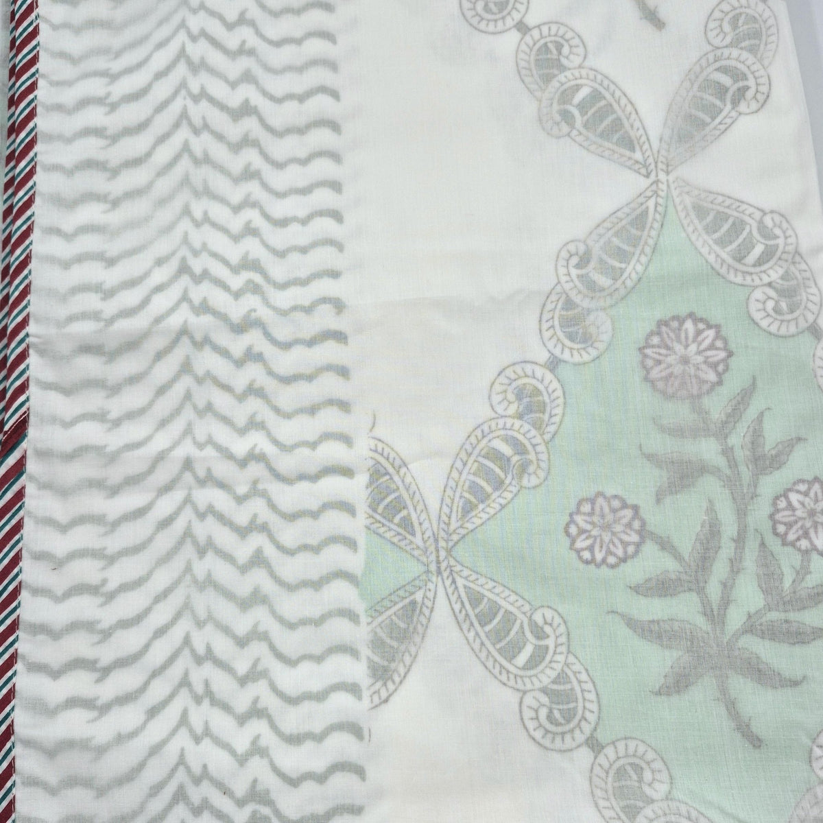 Single dohar in a trellis block print, 150 x 225 cm, lighter than a duvet but warmer than a sheet, 100% cotton