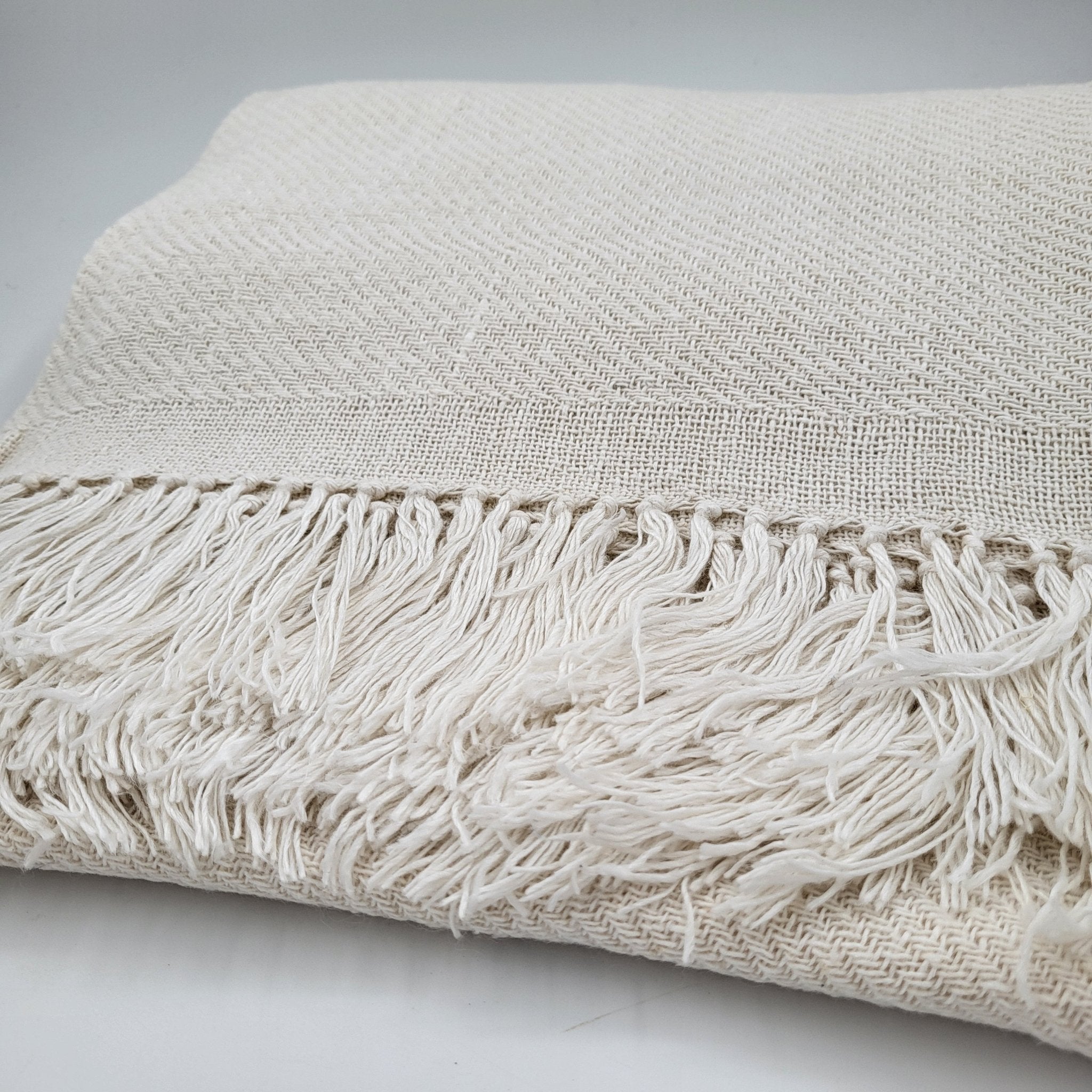 Handwoven linen and silk throw in creamy white with a fringed edge, 130 x 200 cm