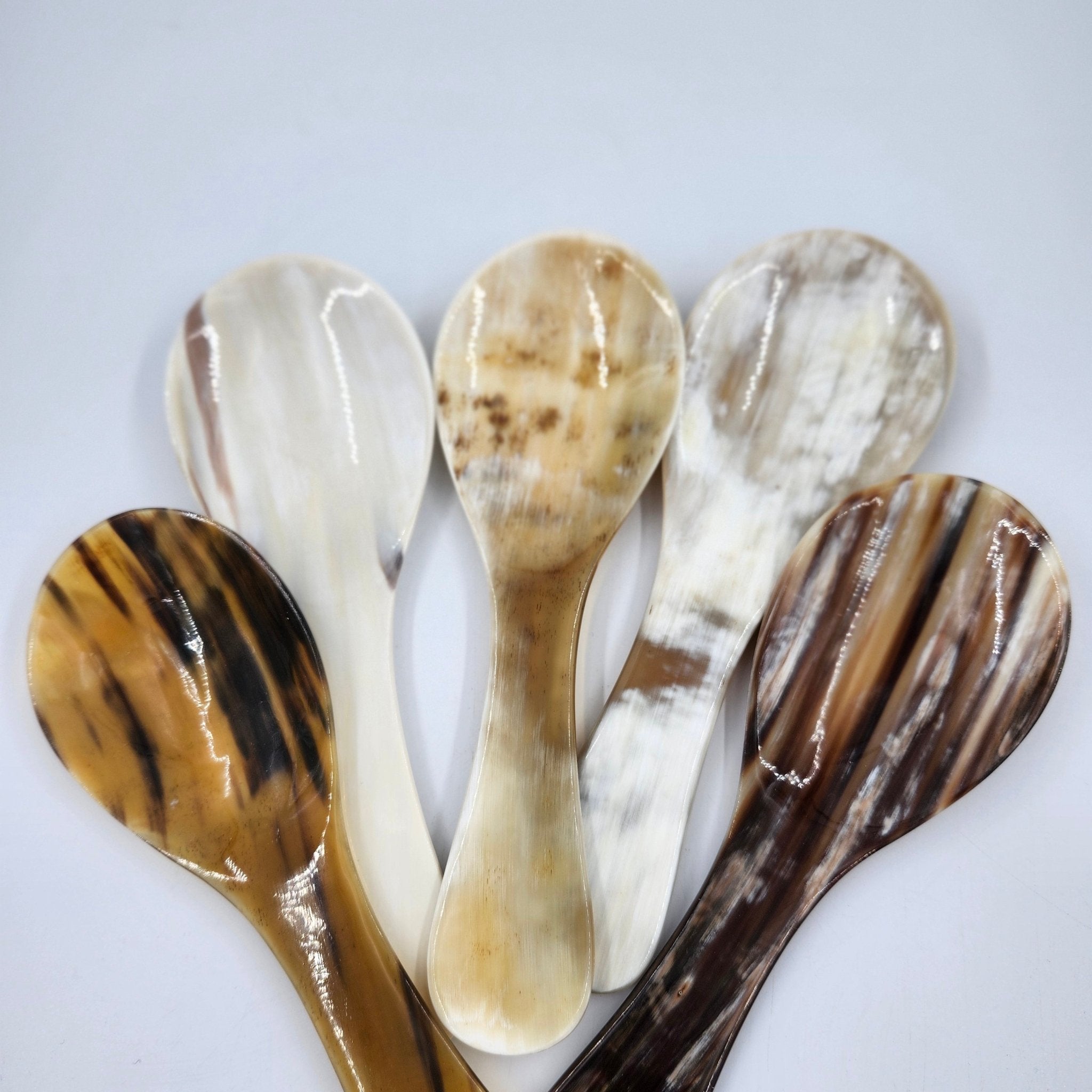 Detail of the horn flat spoon's natural grain, ideal for serving rice, tofu or vegetables.