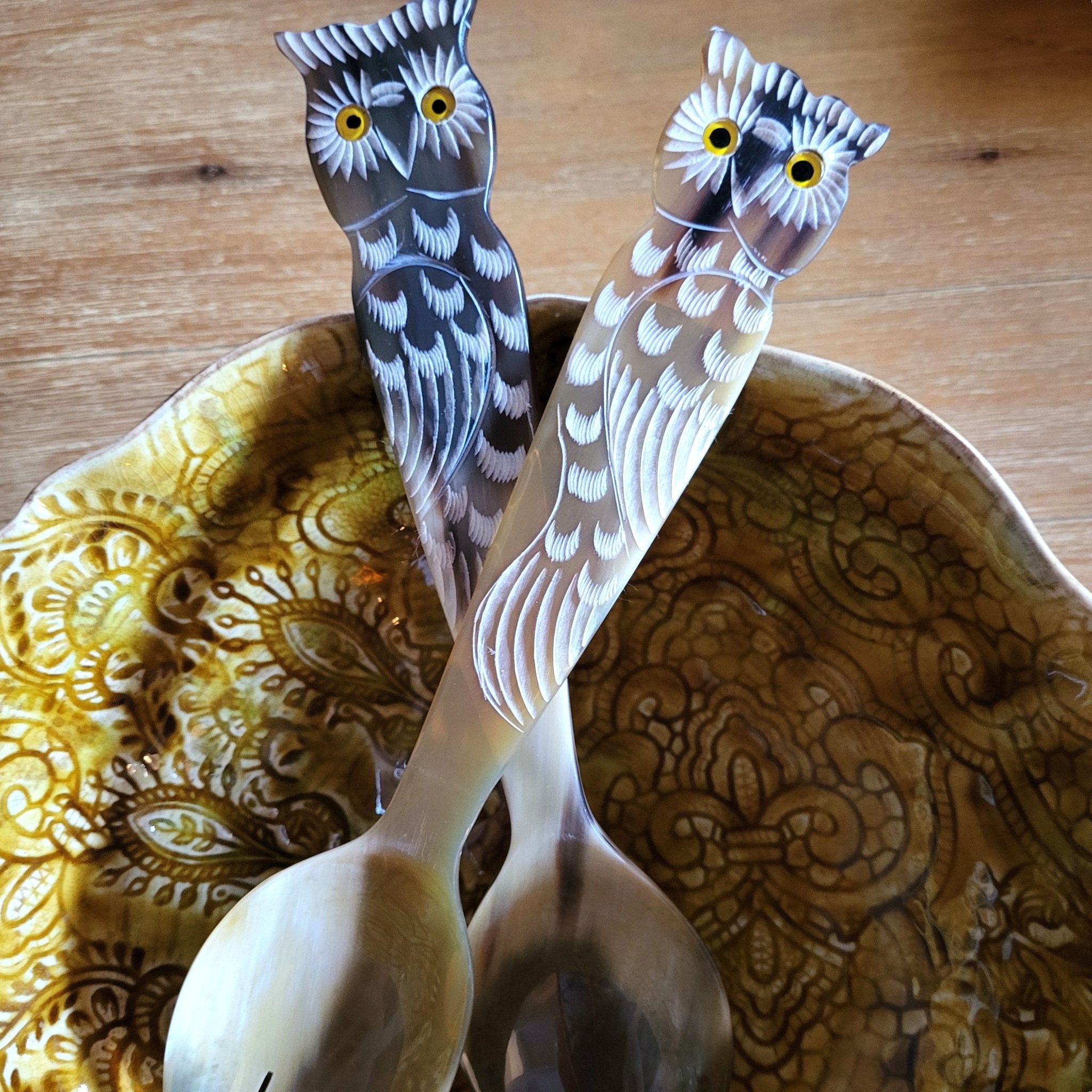 Set of 2 horn salad servers with an owl carved into each handle, handcrafted natural serving pair, 26 cm