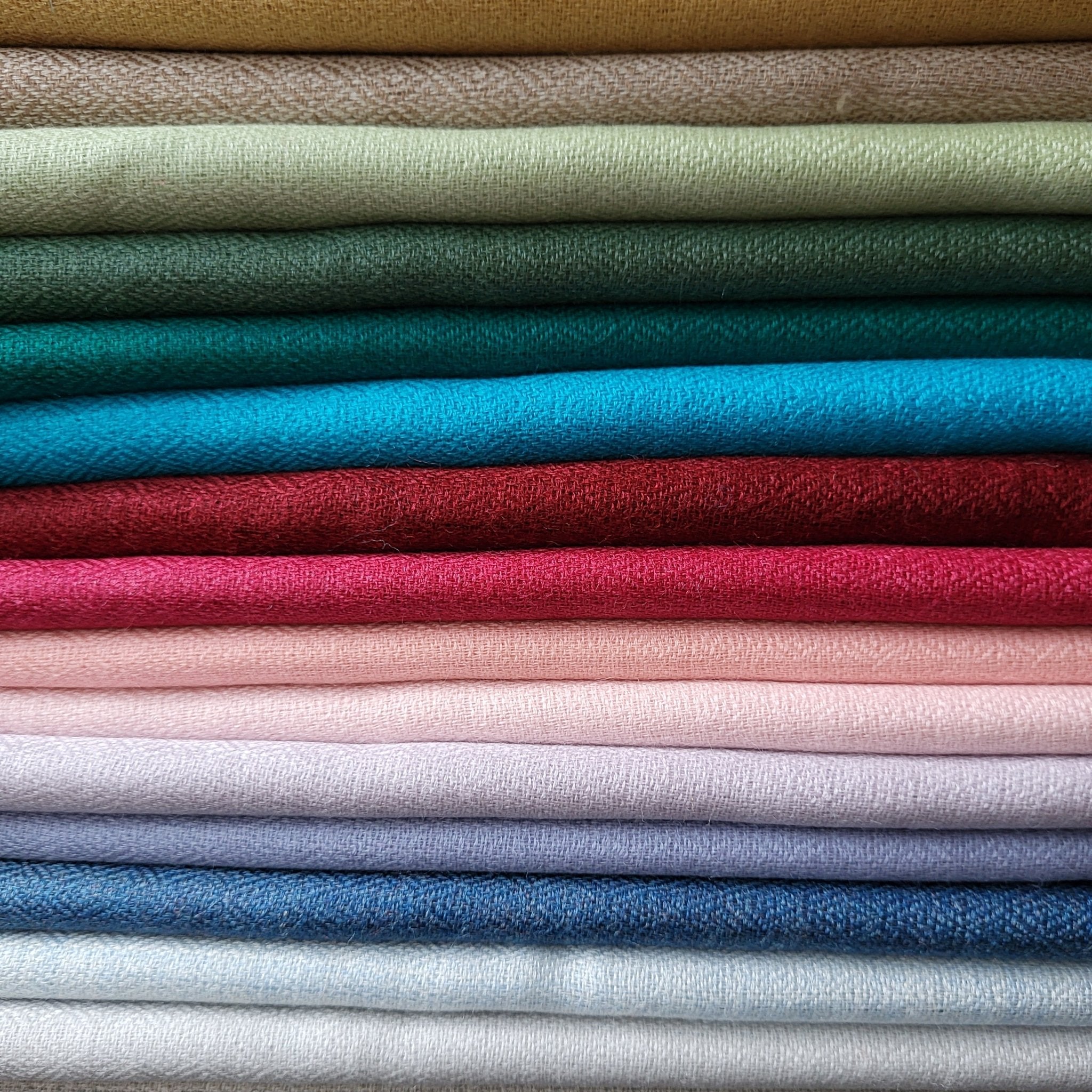 Plain teal shawl in 100% pashmina, 72 x 200 cm, soft and lightweight to wear at the neck or over the shoulders