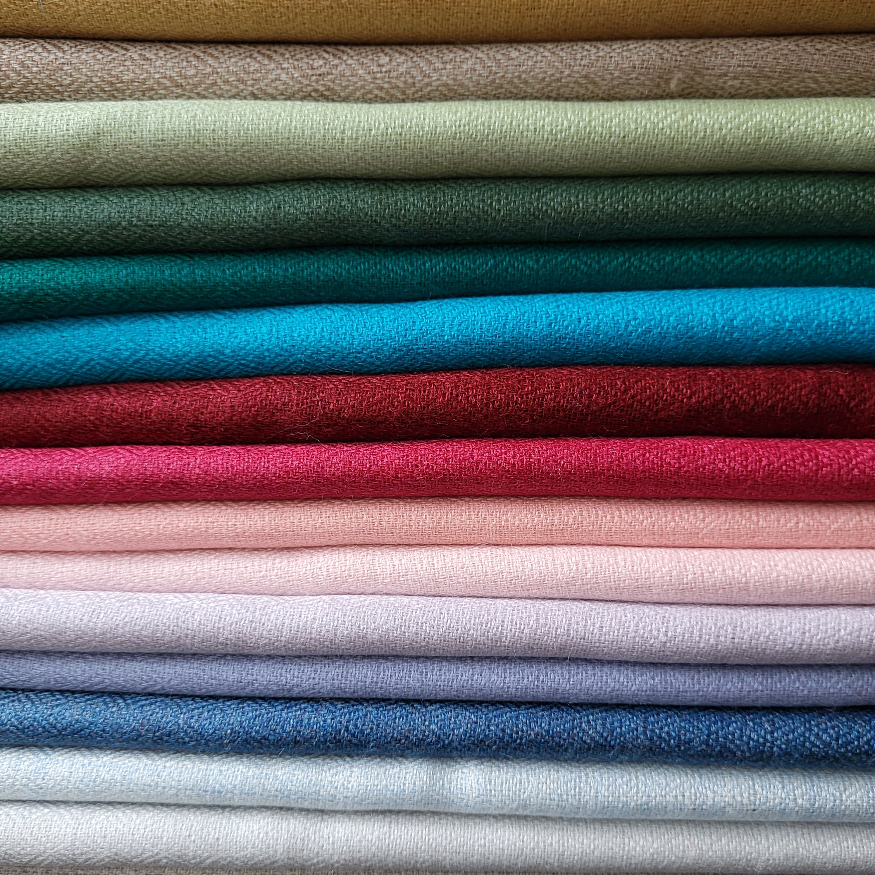 Plain teal shawl in 100% pashmina, 72 x 200 cm, soft and lightweight to wear at the neck or over the shoulders