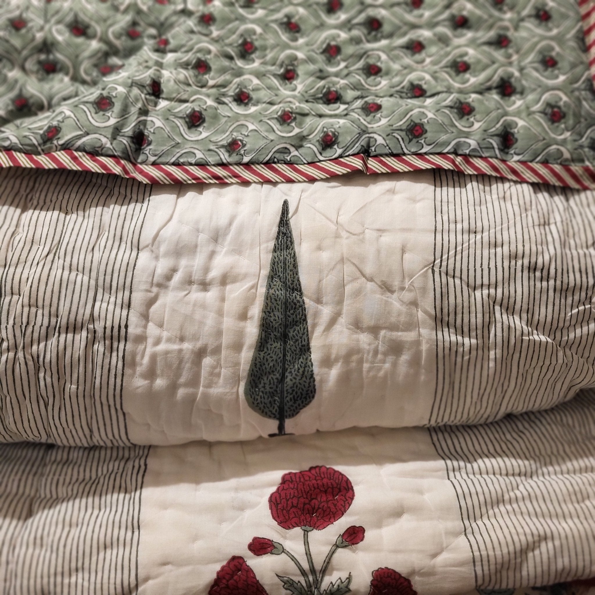 Reversible handmade block-printed cotton quilt in queen size, 225 x 270 cm, made in India