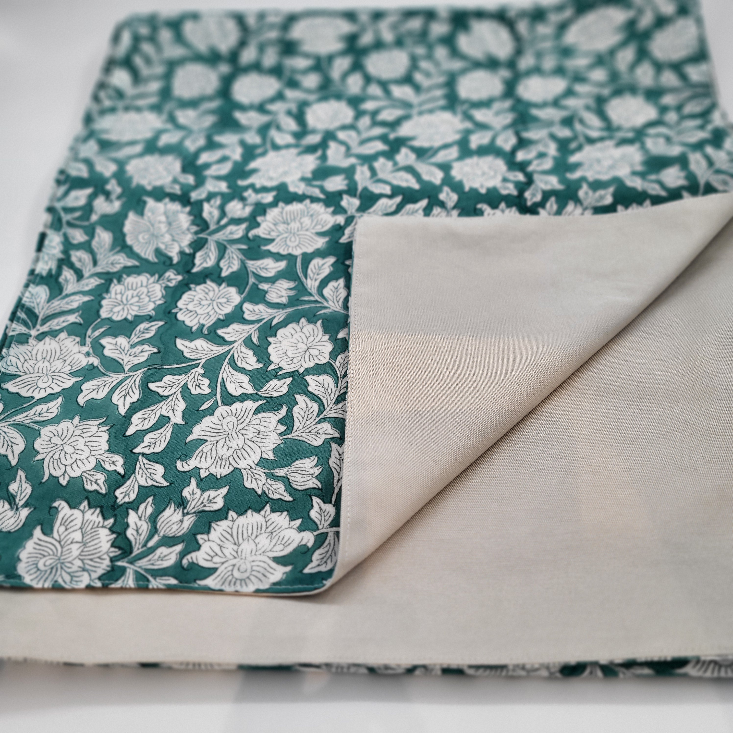 Cotton block-printed table runner in aquamarine green with a white floral pattern, 34 x 250 cm