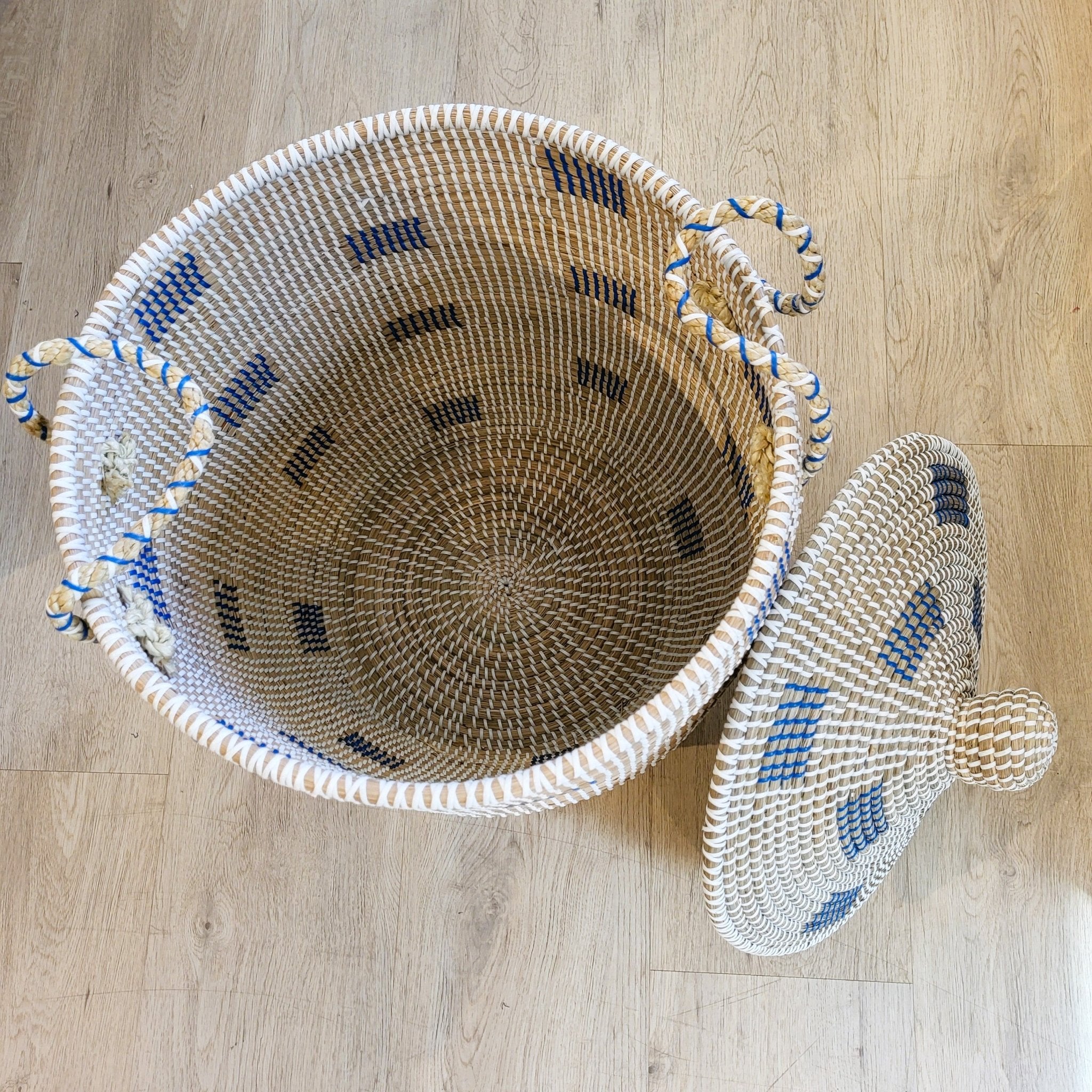 Blue seagrass laundry basket with lid from Inside Living, woven natural-fibre storage hamper for the home, close-up detail