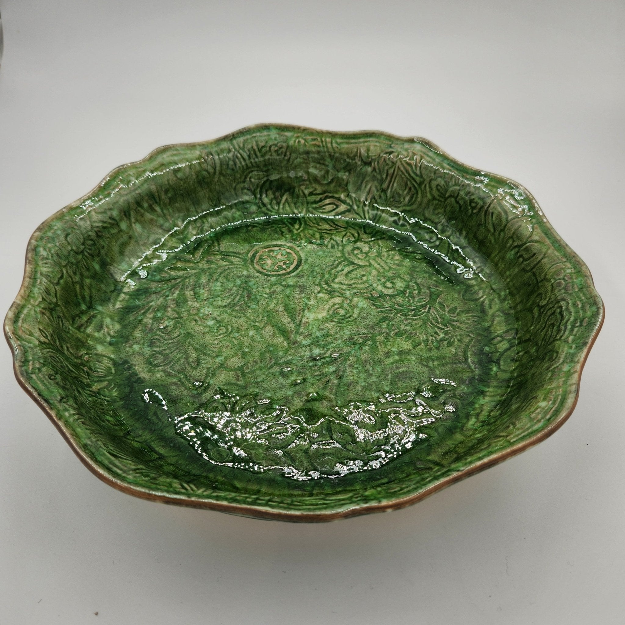 Ceramic pie dish in seaweed design, hand-finished ovenware for baking and serving pies and bakes, detail view