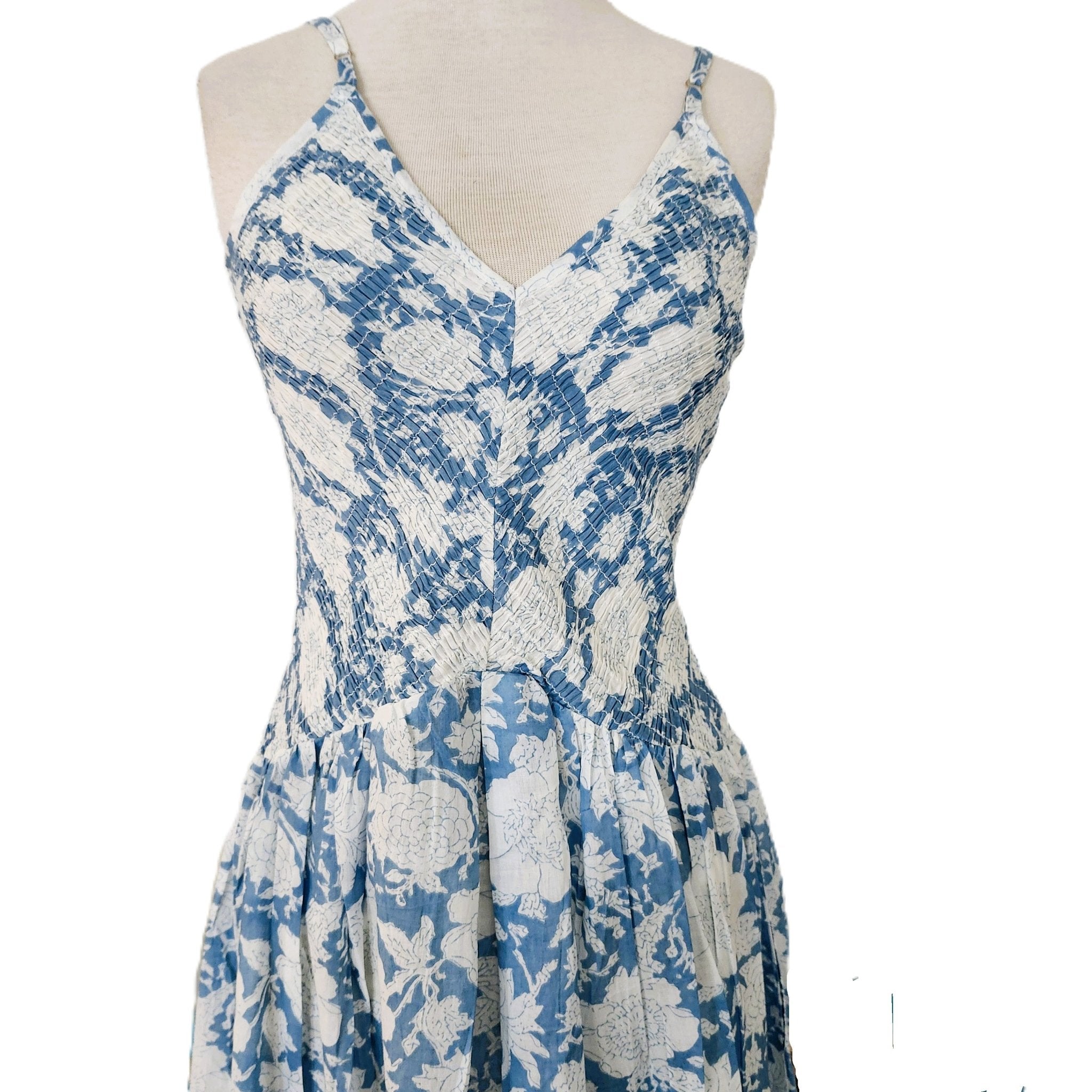 Block-printed cotton sundress in size XS with elasticated V-neck bodice, adjustable straps and calf-length skirt