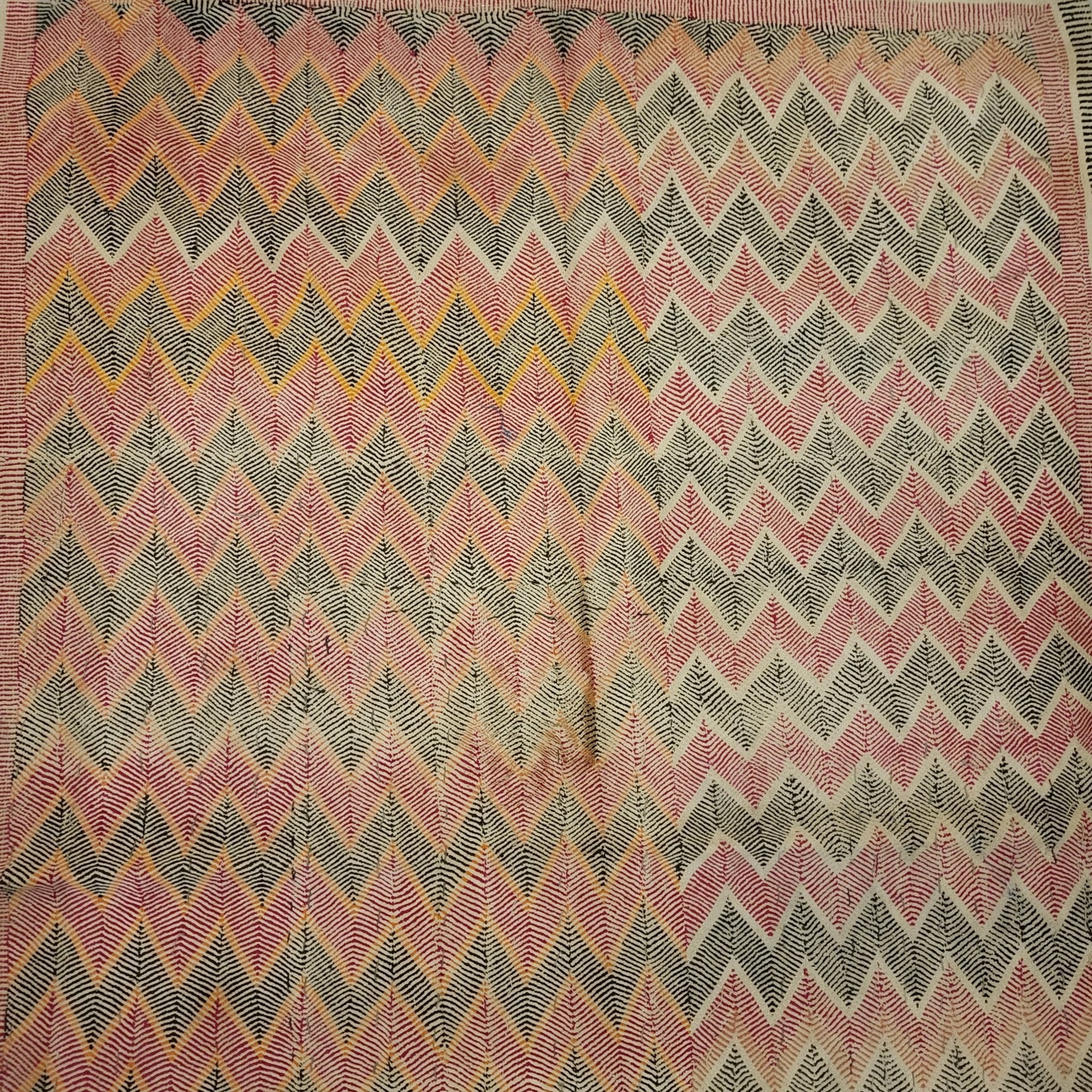 Reversible vintage cotton kantha quilt with zigzag pattern, 120 x 180 cm, handmade and unique