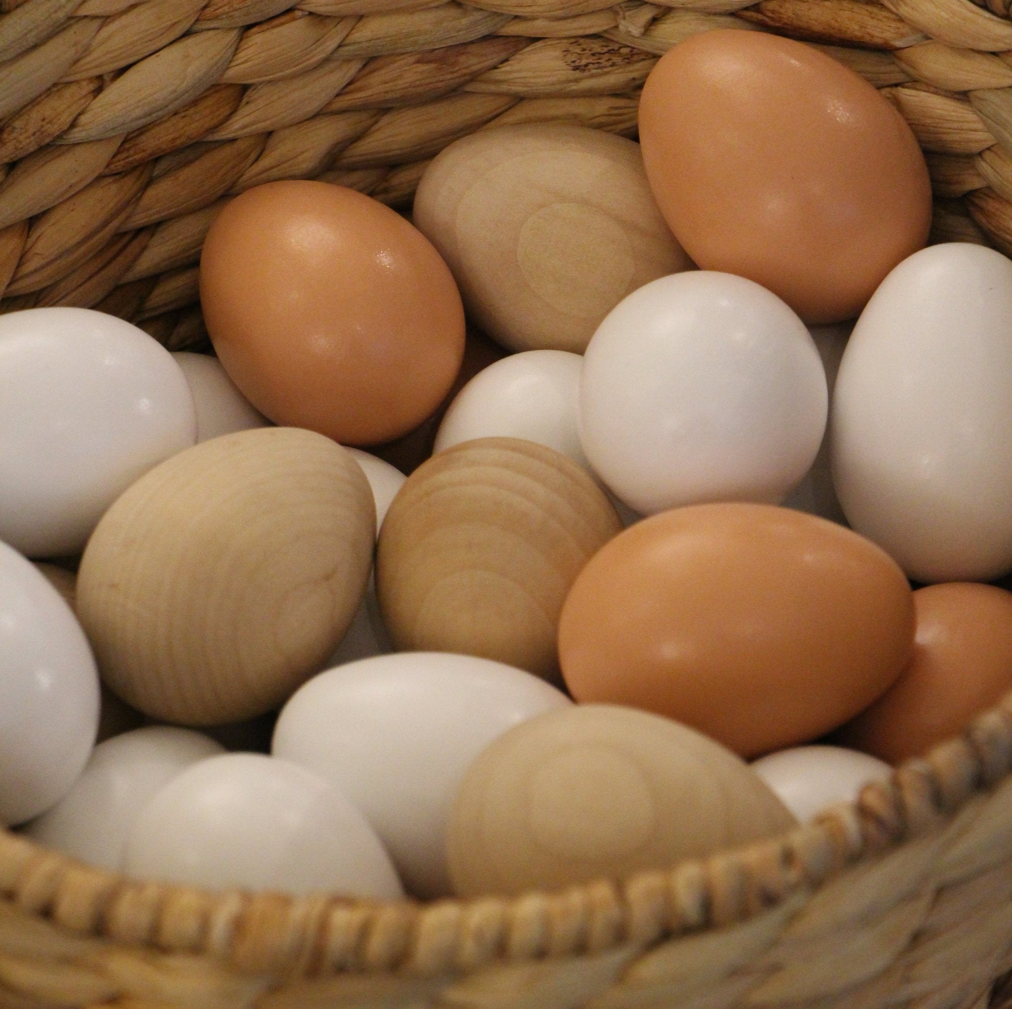 Wooden eggs in natural, white or egg shades, a simple and sustainable seasonal Easter decoration