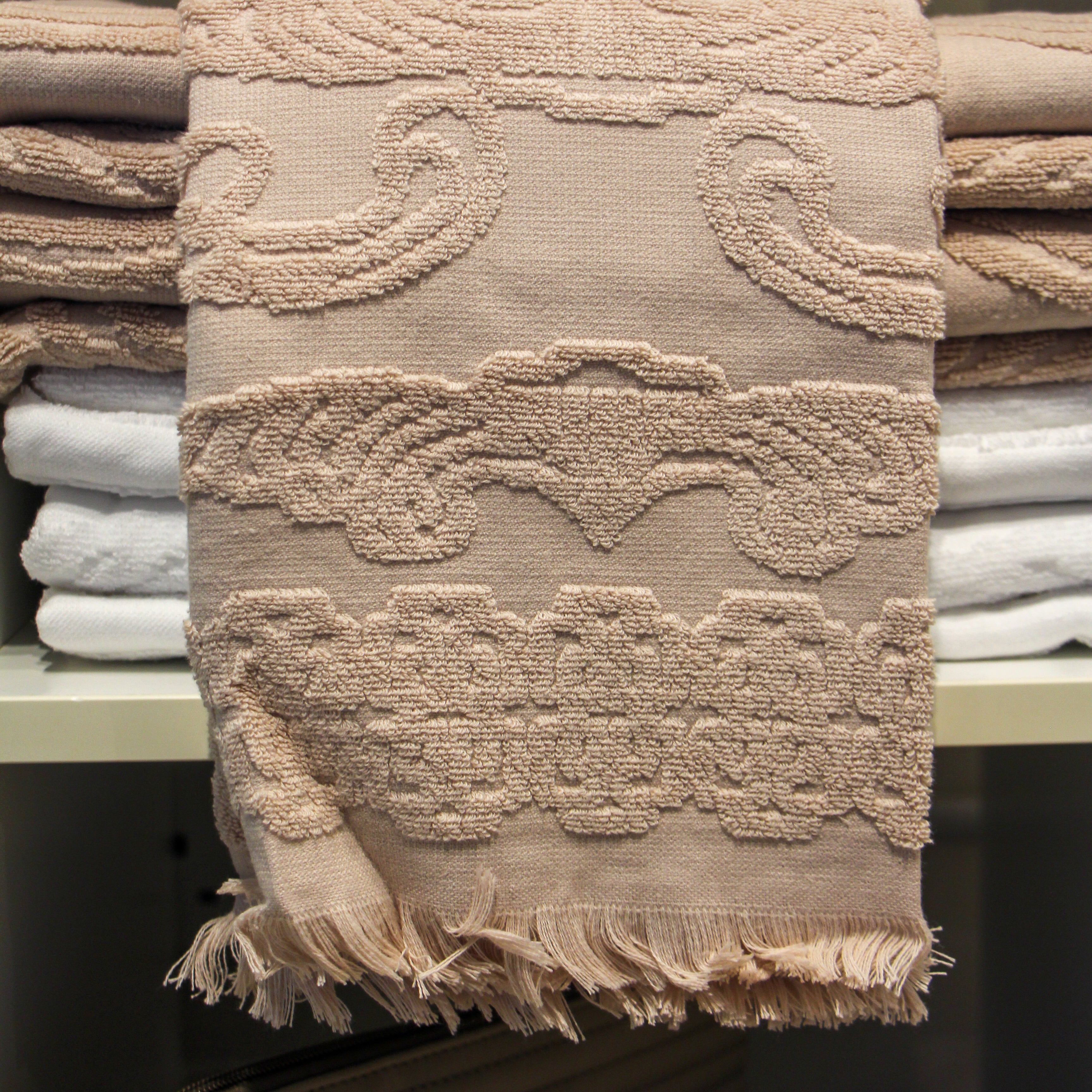 Bô bath towel in pearl, lightweight jacquard cotton towel from Vietnam with high absorbency for everyday use