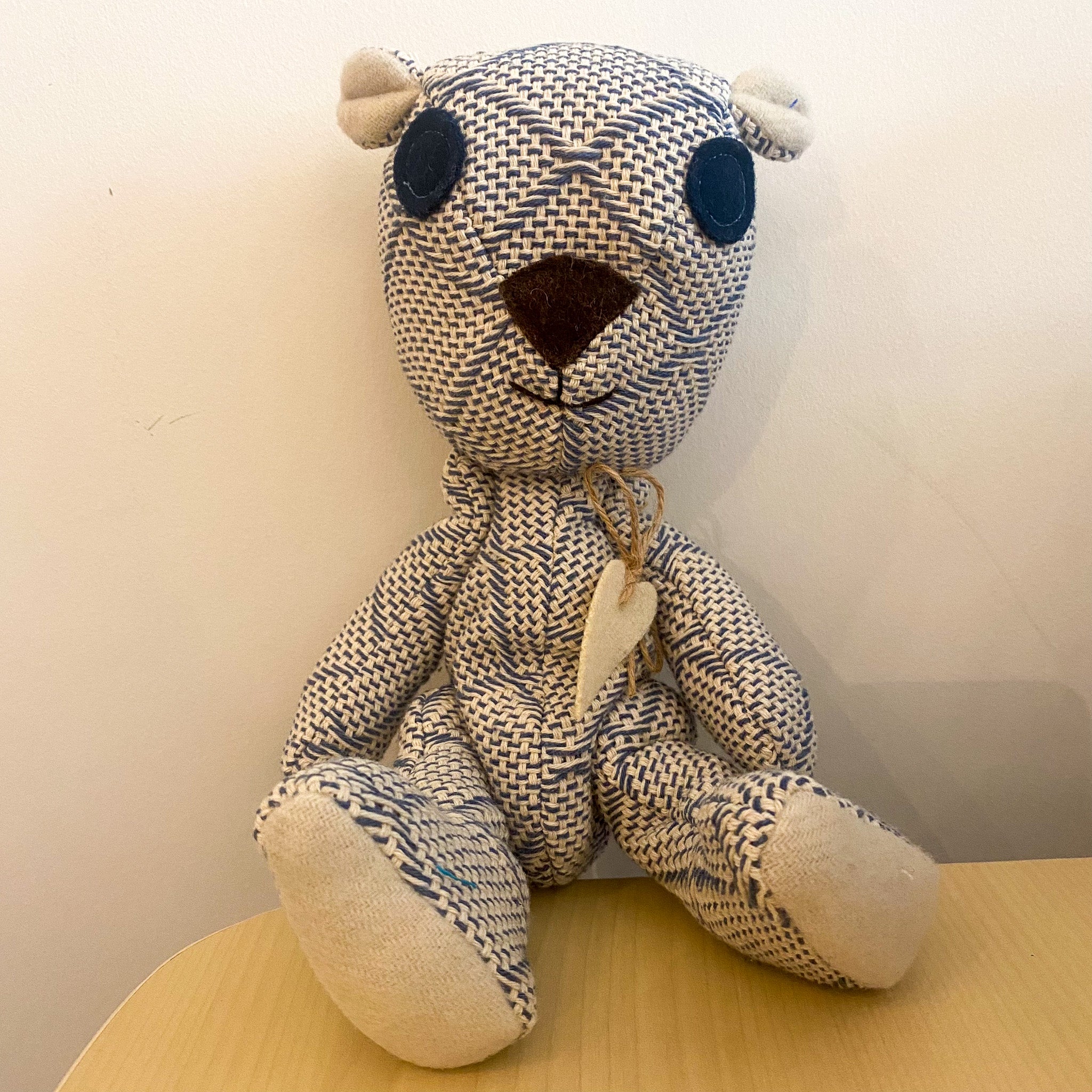 Handmade decorative bear ornament in 100% wool, around 25 cm tall, made in Portugal