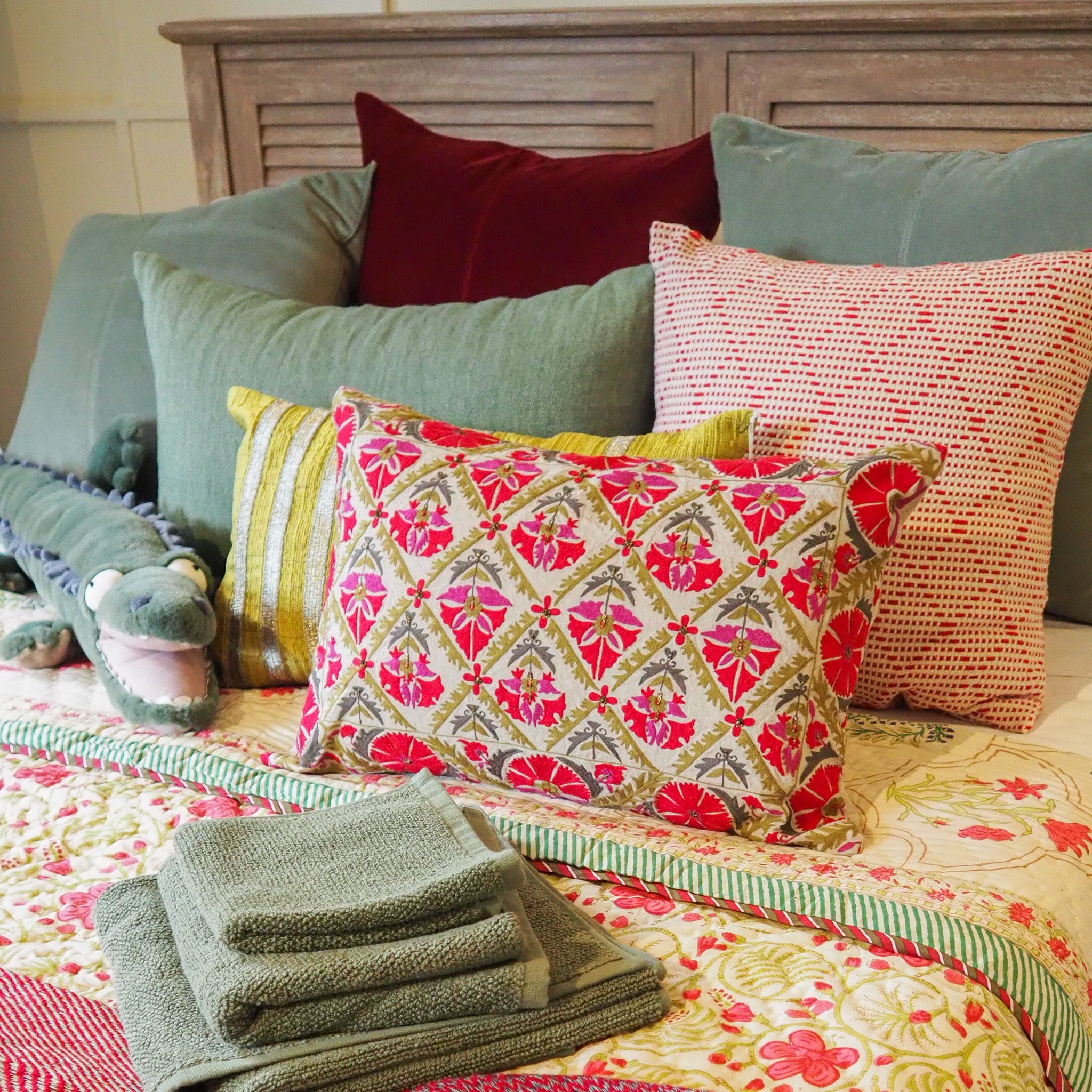 Suzani linen cushion Gulestaan, hand-embroidered in red, pink and green on natural linen, 35 x 50 cm