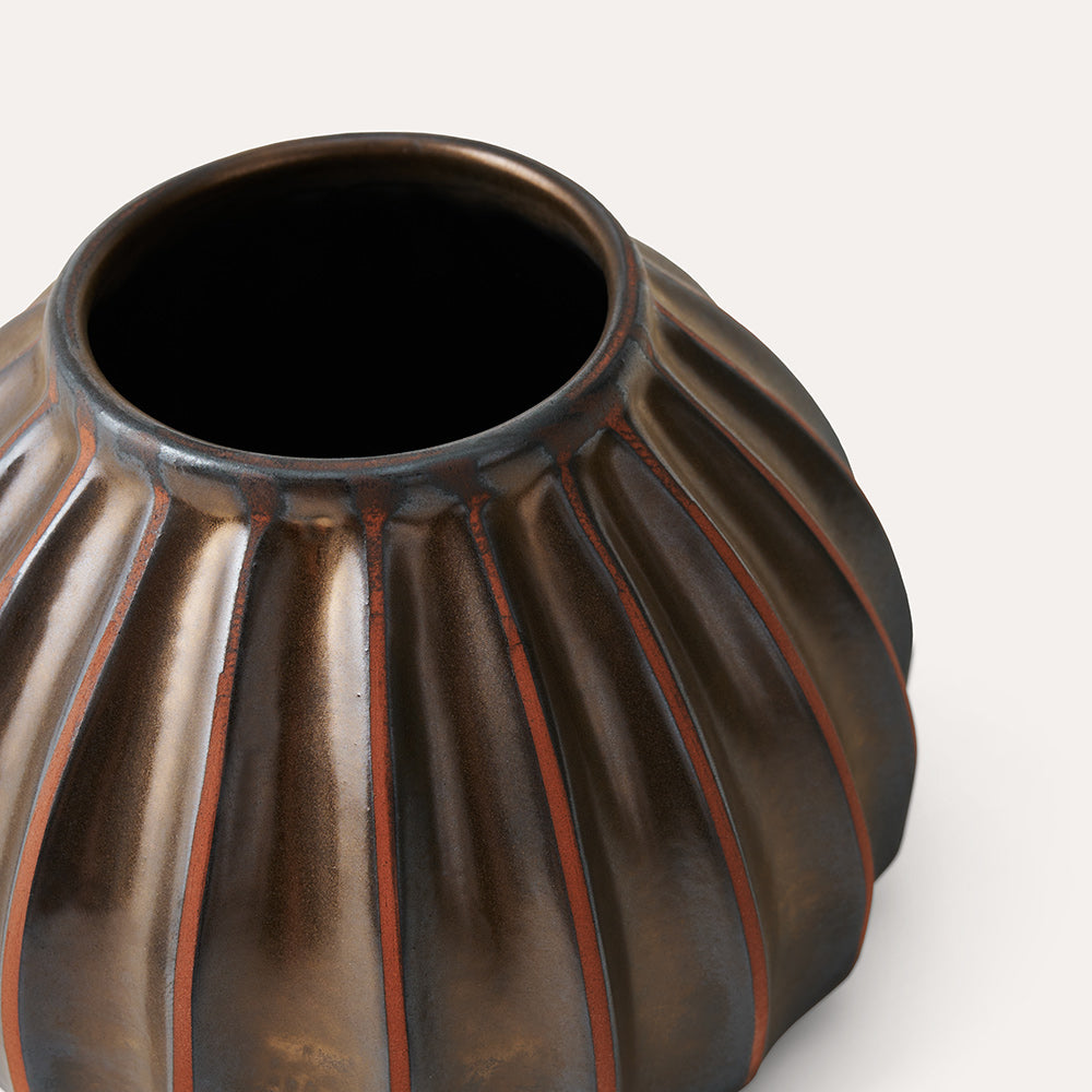 Ribbed round vase in bronze glaze, high-fired terracotta made in Portugal, 11 cm high and 16 cm wide