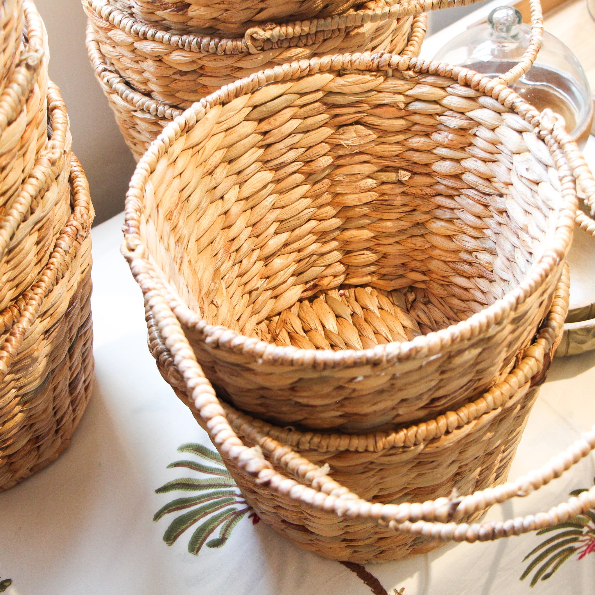 Skilfully handwoven seagrass basket for storage or decoration, 26 cm diameter and 19 cm high
