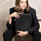 Pine black laptop case in braided vegan leather, 35 x 25 cm, with gold zip closure