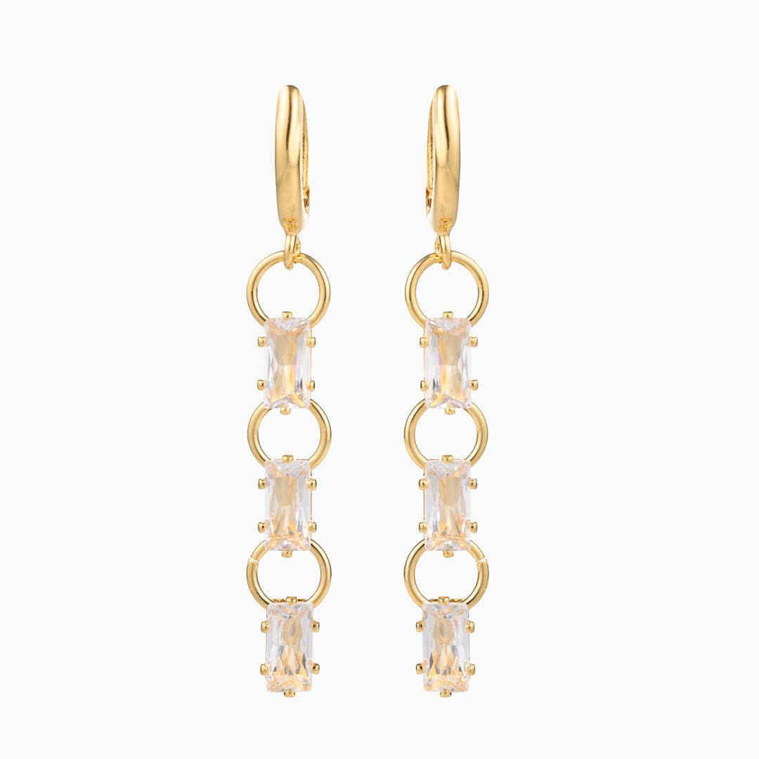 Lisa earrings, elegant drop earrings, a versatile jewellery accent to finish an everyday or evening outfit.